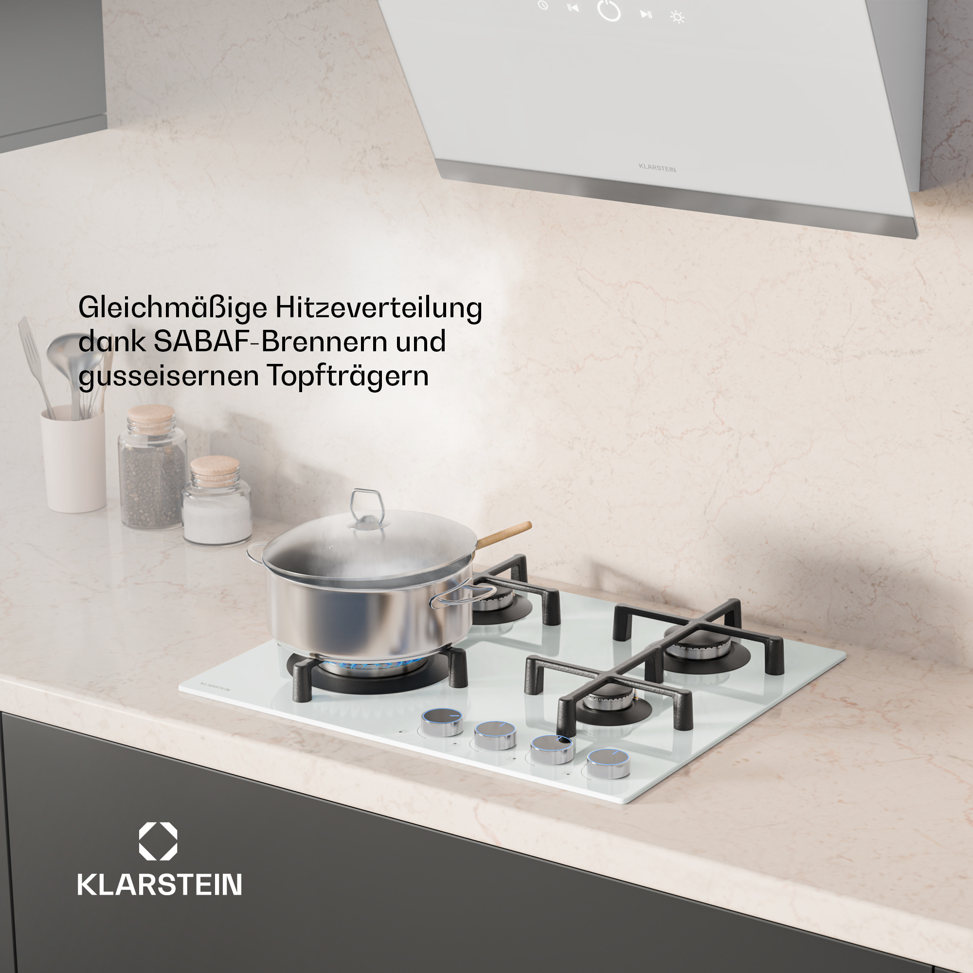 Ein weißer Gasherd mit einem Topf darauf. Der Herd steht auf einer Arbeitsplatte in einer Küche.
