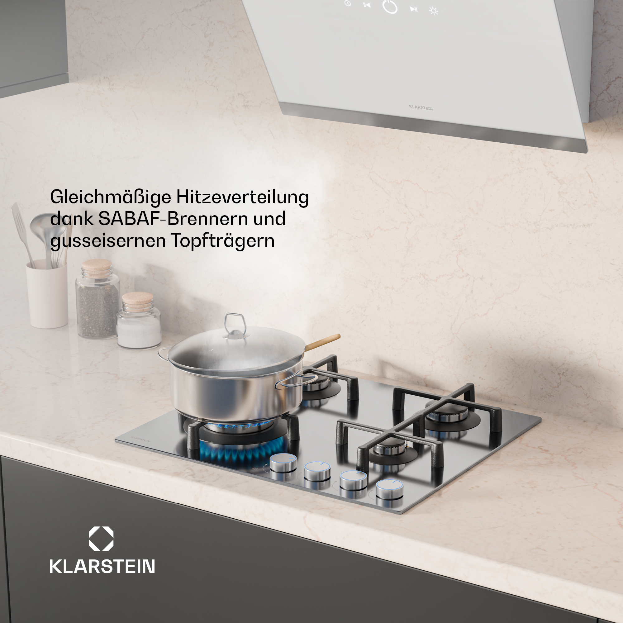 Gasherd mit Topf und Utensilien. Der Herd steht auf einer Arbeitsplatte. Weißer Hintergrund.