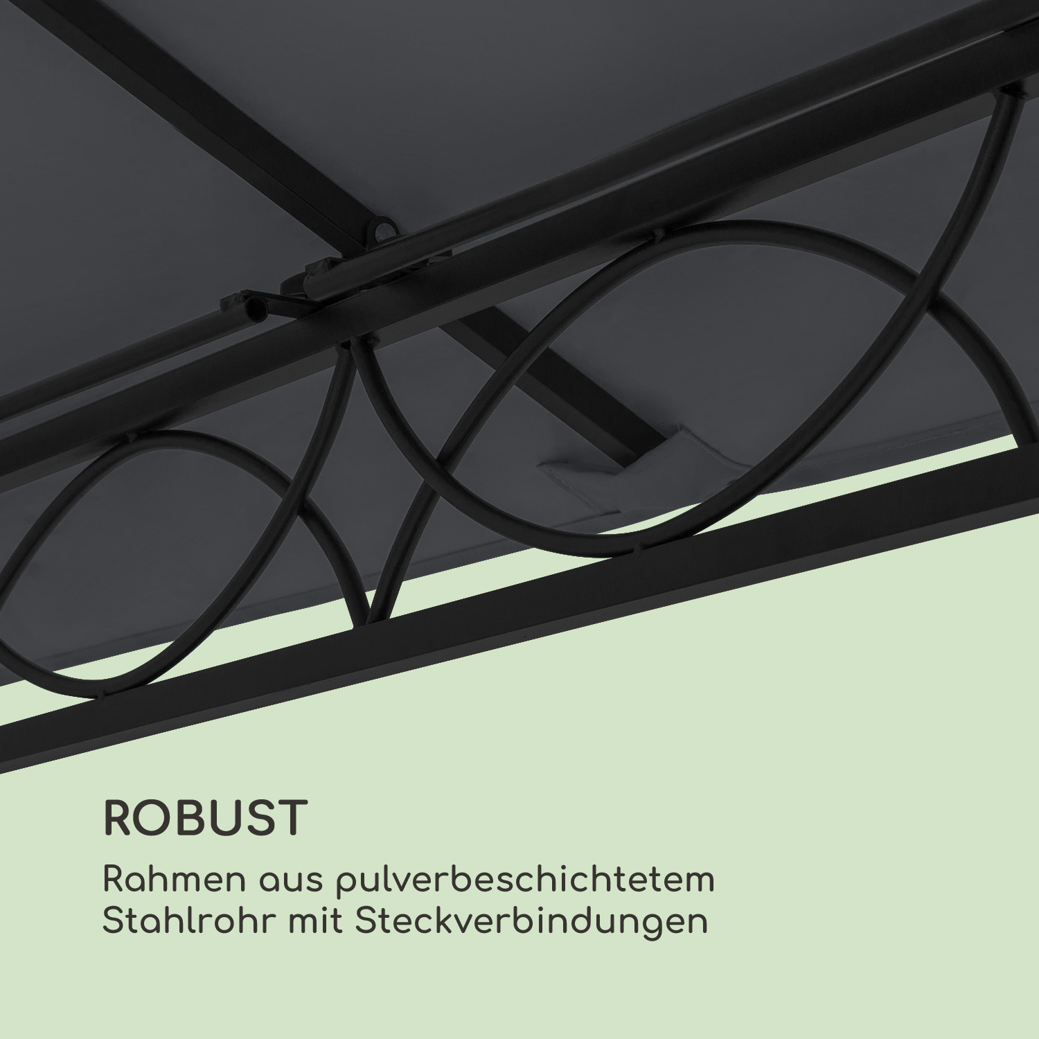 Un telaio del tetto del gazebo in metallo nero. Il telaio ha barre curve decorative e una copertura in tessuto grigio scuro.