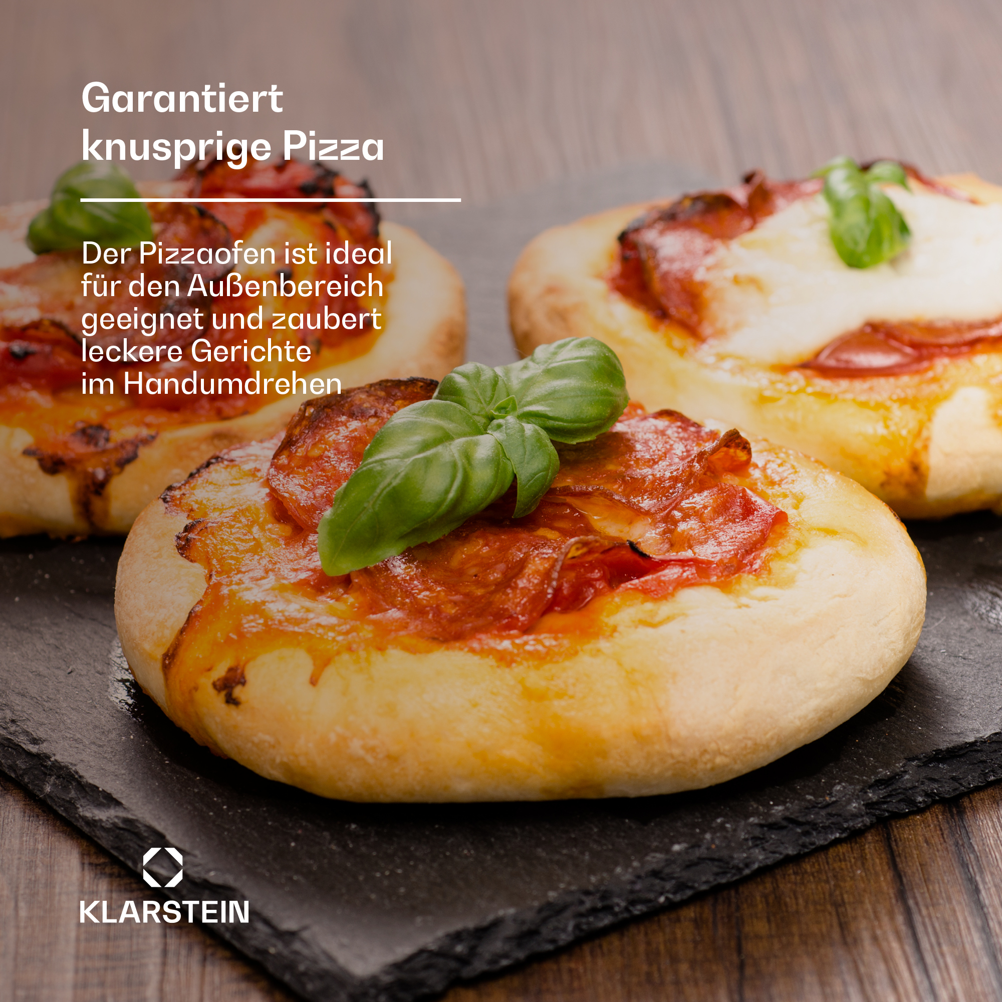 Drei Pizzen mit Belag auf schwarzer Oberfläche. Grüne Basilikumblätter dienen als Garnierung.