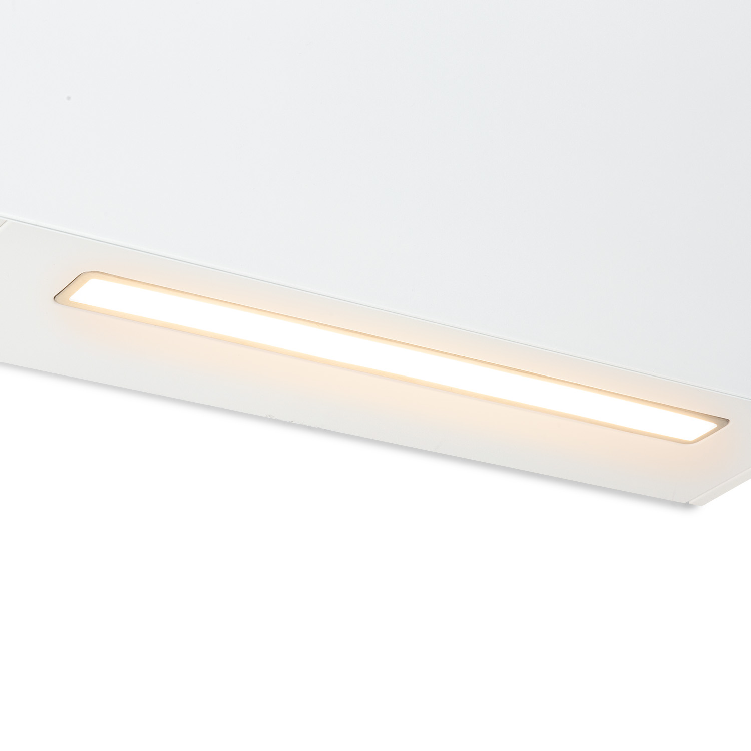 Una luminaria empotrada blanca, con una fuente de luz brillante y rectangular. Fondo blanco.