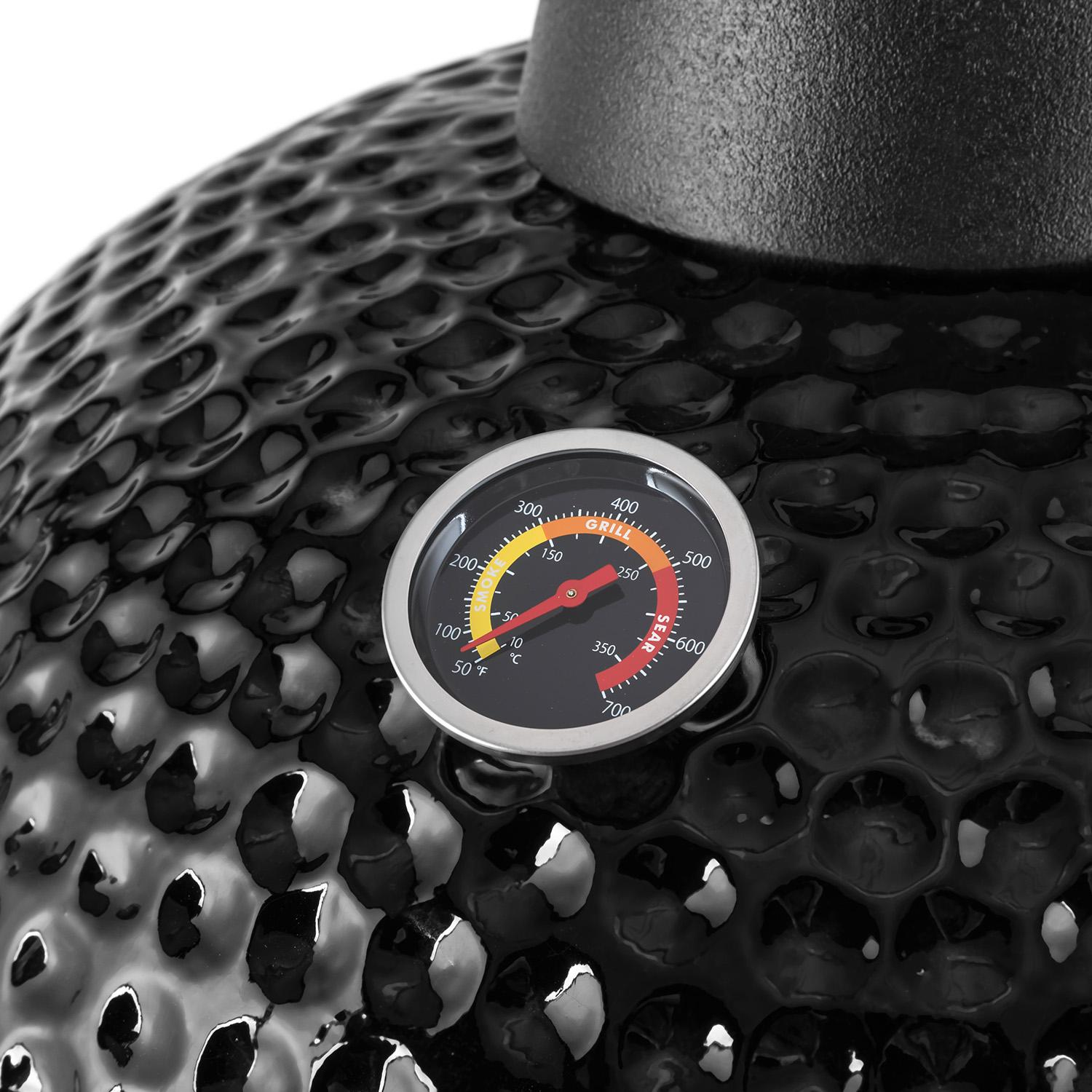 Primo piano di una griglia Kamado nera con un termometro che indica 350°F (177°C).