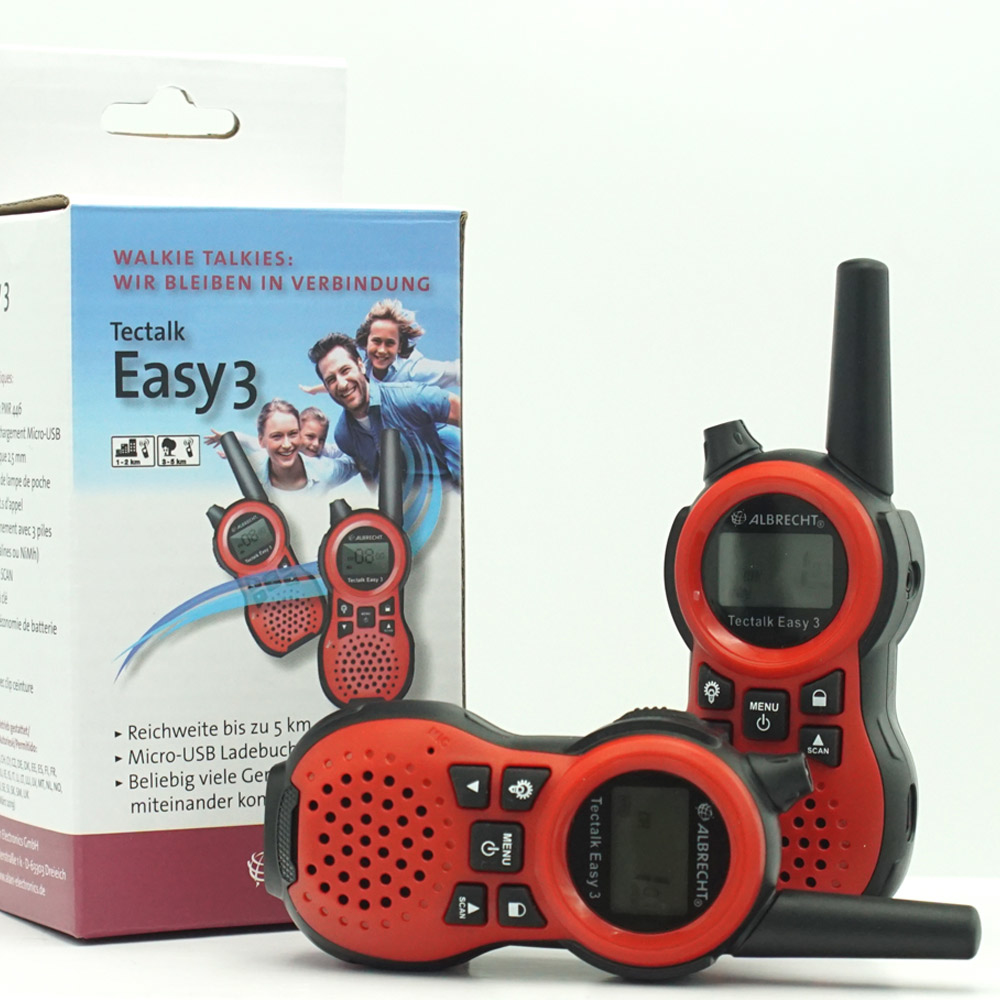 Zwei rote Walkie-Talkies und eine Box werden gezeigt. Die Box hat Bilder von Personen und Text.