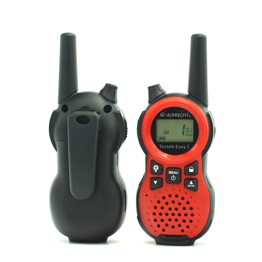 Zwei schwarz-rote Walkie-Talkies nebeneinander. Eines hat einen Bildschirm, der Kanal und Nummer anzeigt.