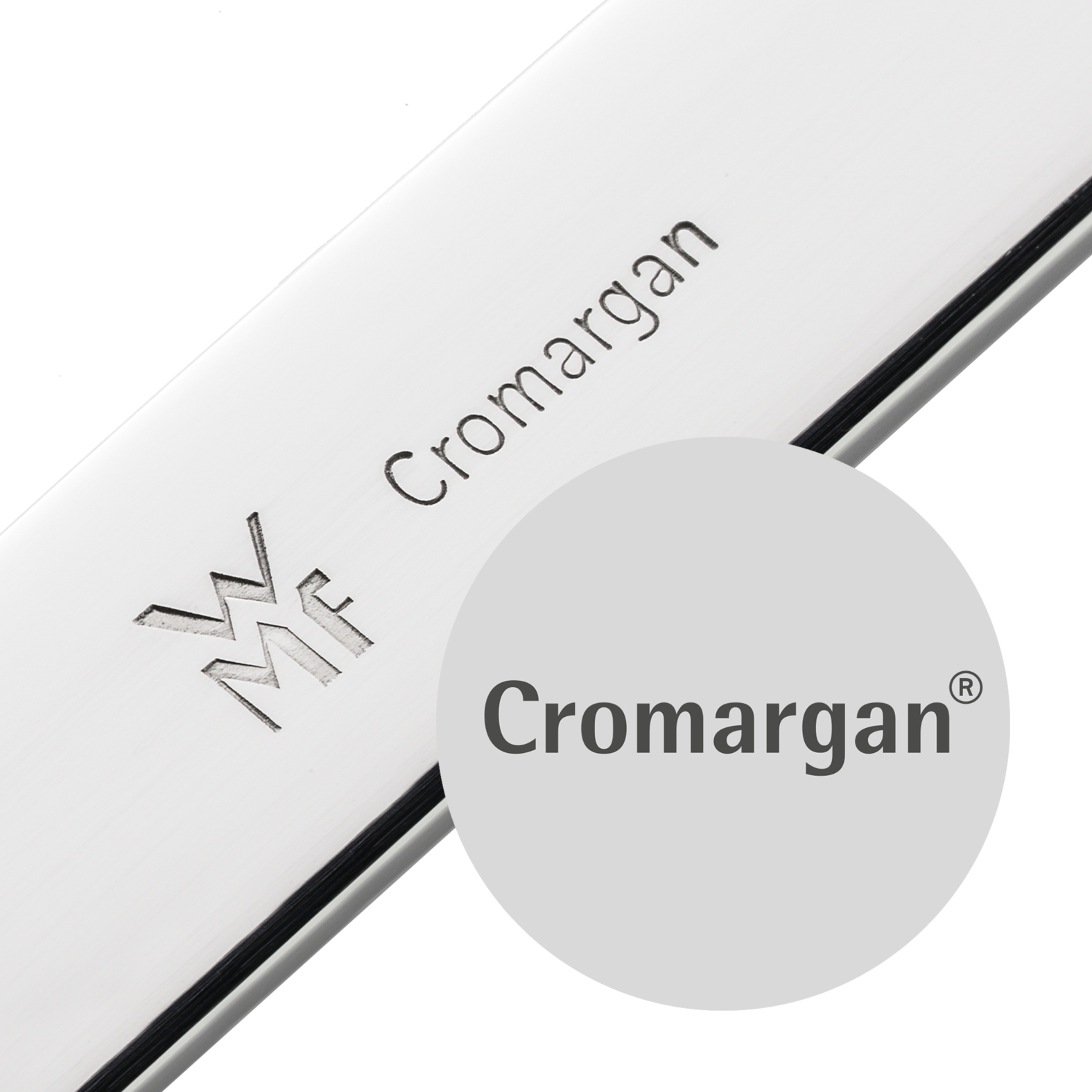 Nahaufnahme einer Metallklingen mit dem eingravierten Wort „Cromargan“, Logo, weißer Hintergrund.
