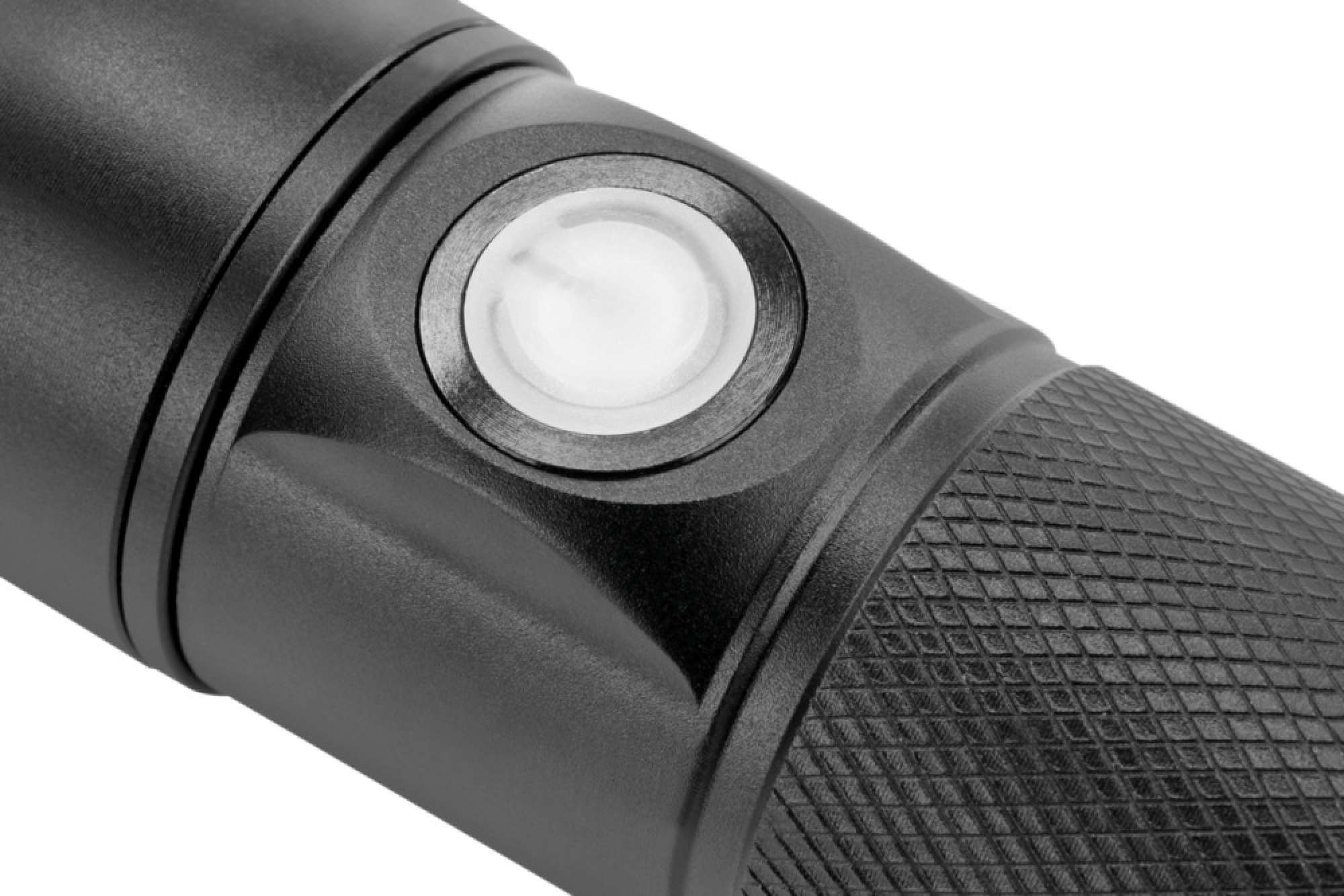 Zbliżenie czarnej latarki. Podświetlany biały przycisk zasilania. Teksturowana dolna część.