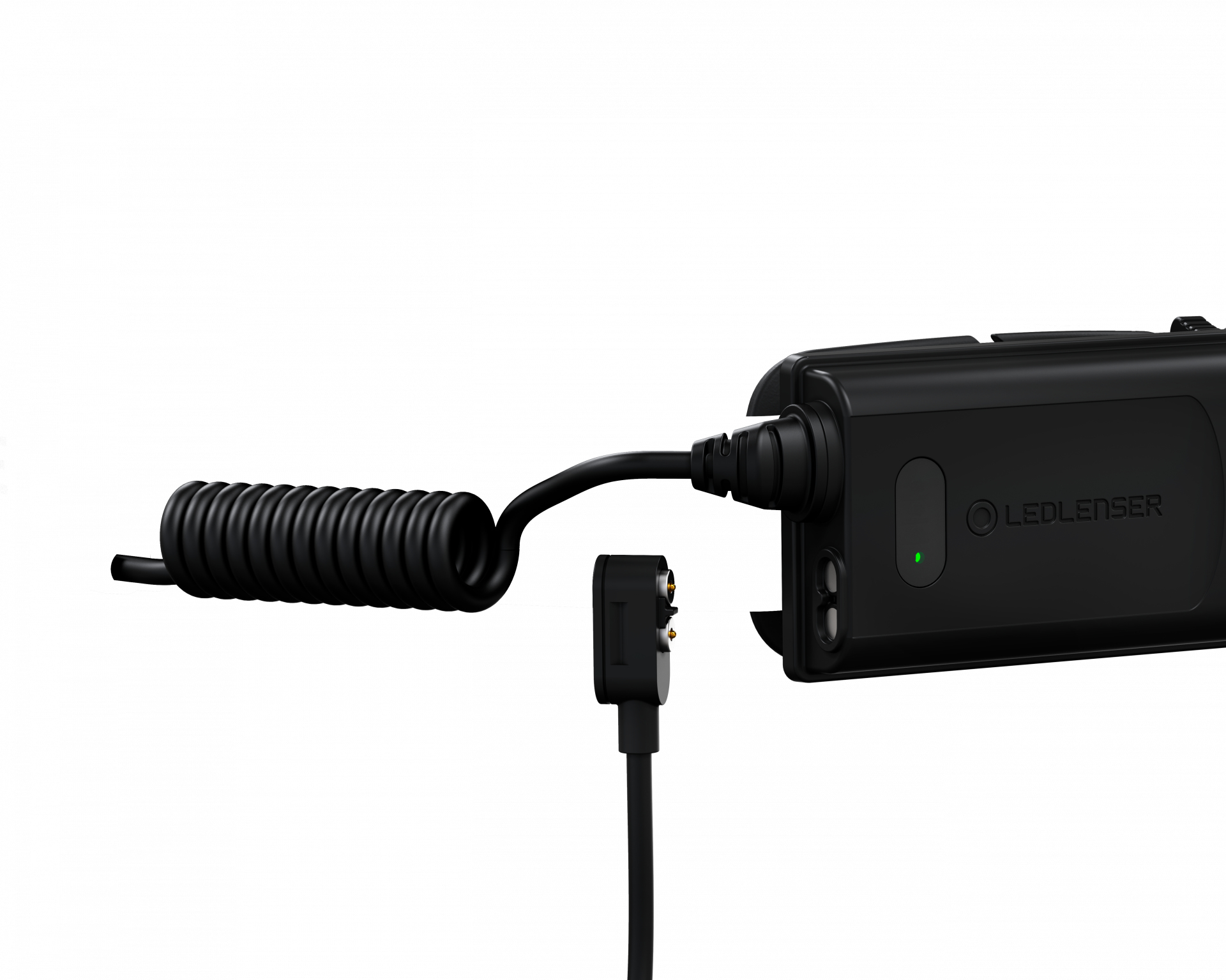 Schwarzes Ladegerät mit Spiralkabel und Stecker. Weißer Hintergrund.