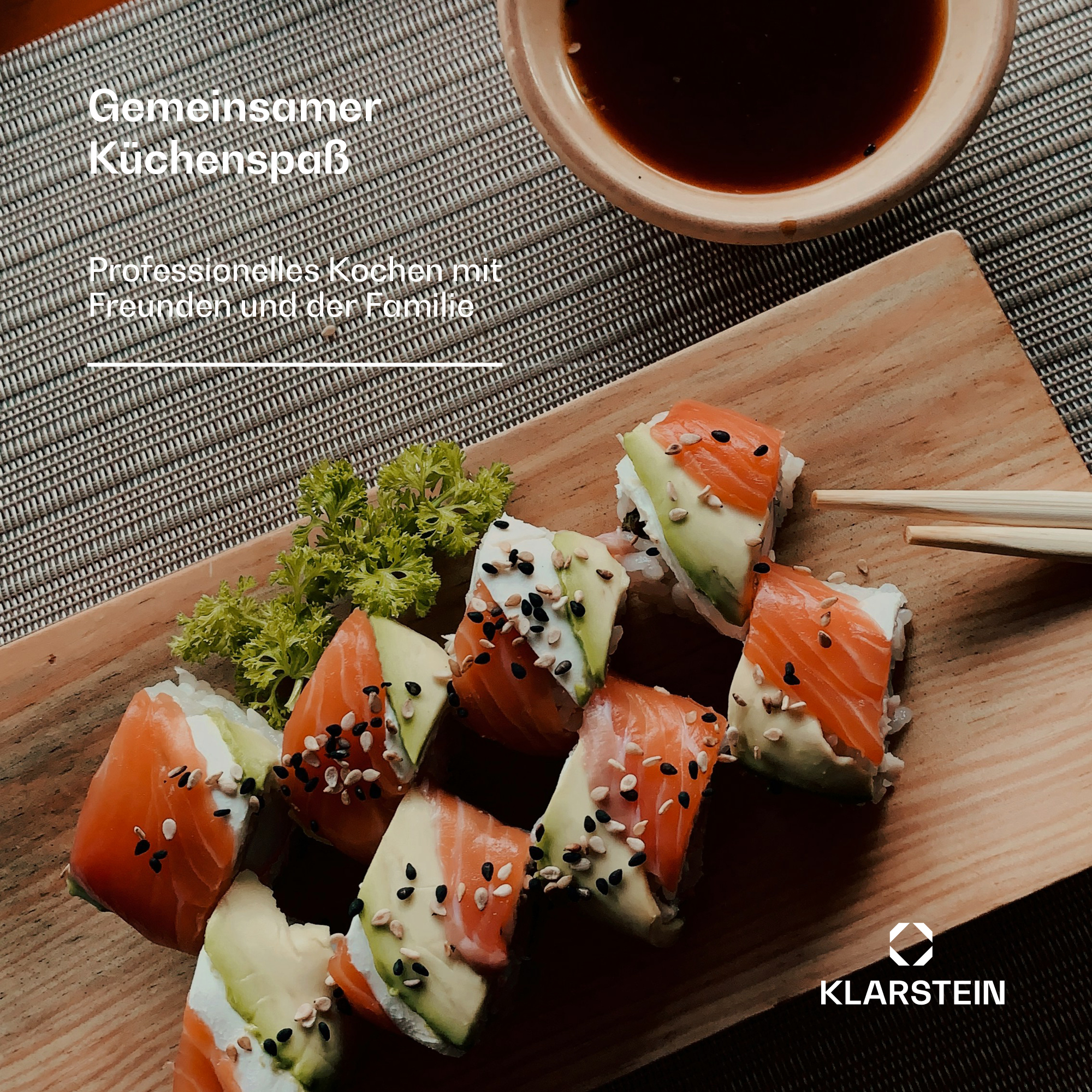 Sushi-Rollen auf einem Holzbrett mit Essstäbchen und Sojasauce.