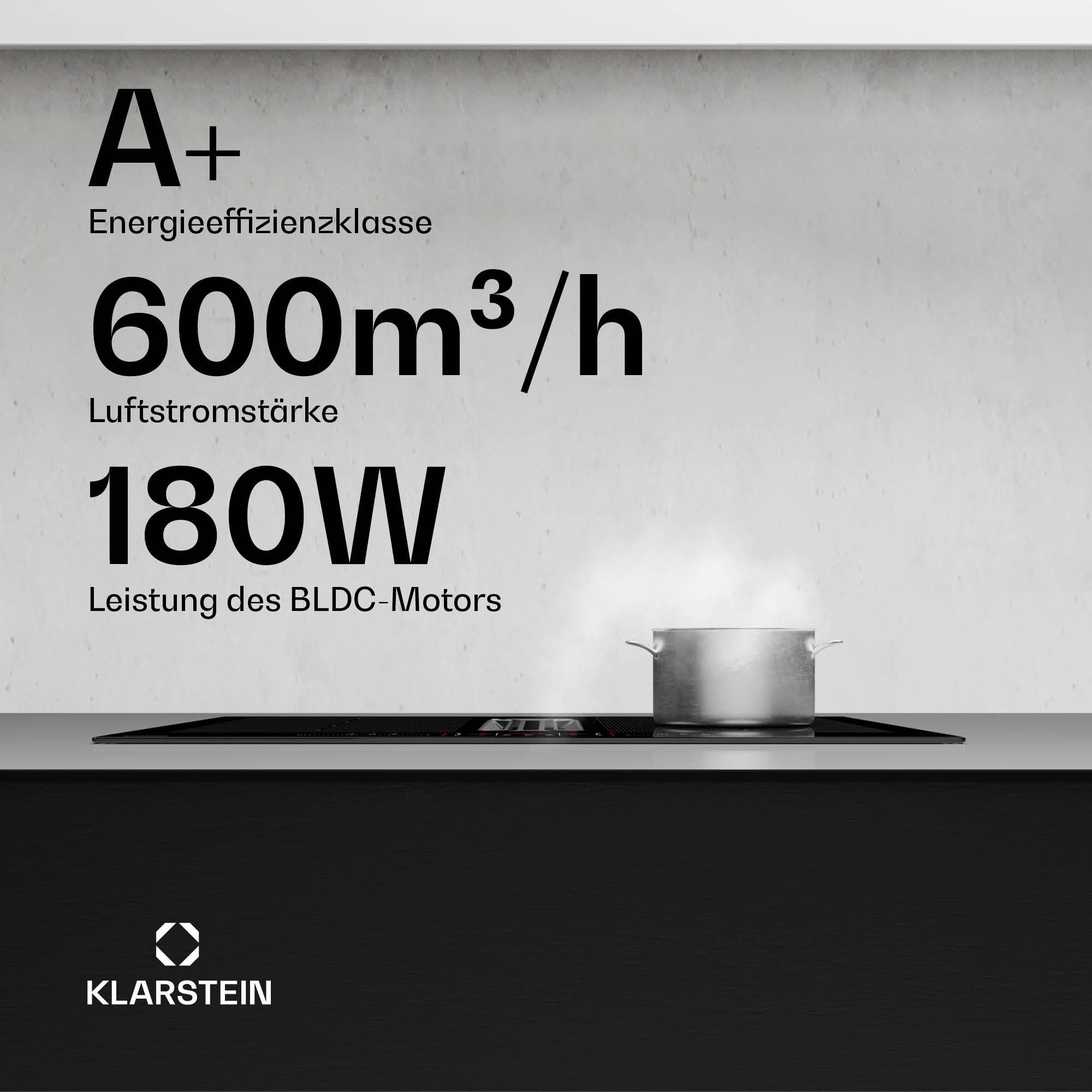 Piano cottura a induzione nero con testo: 'A+', 600m³/h, 180W. Una pentola è sul piano cottura. Lo sfondo è un muro bianco.