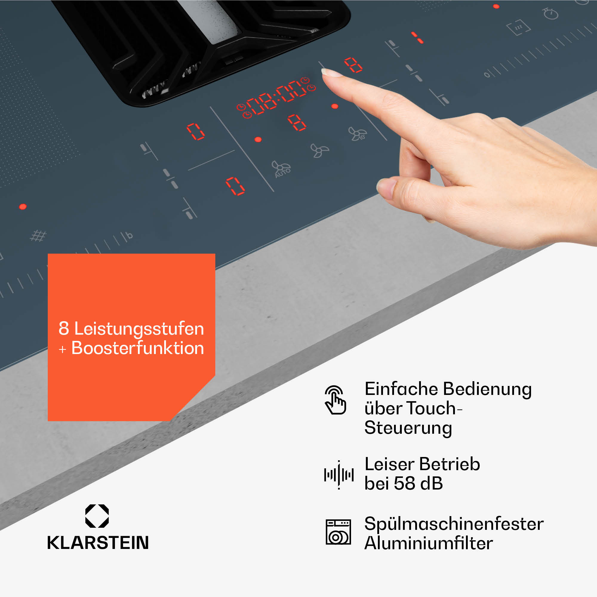 Una mano tocca un piano cottura digitale. Il testo in tedesco descrive le caratteristiche. Il piano cottura è grigio scuro.