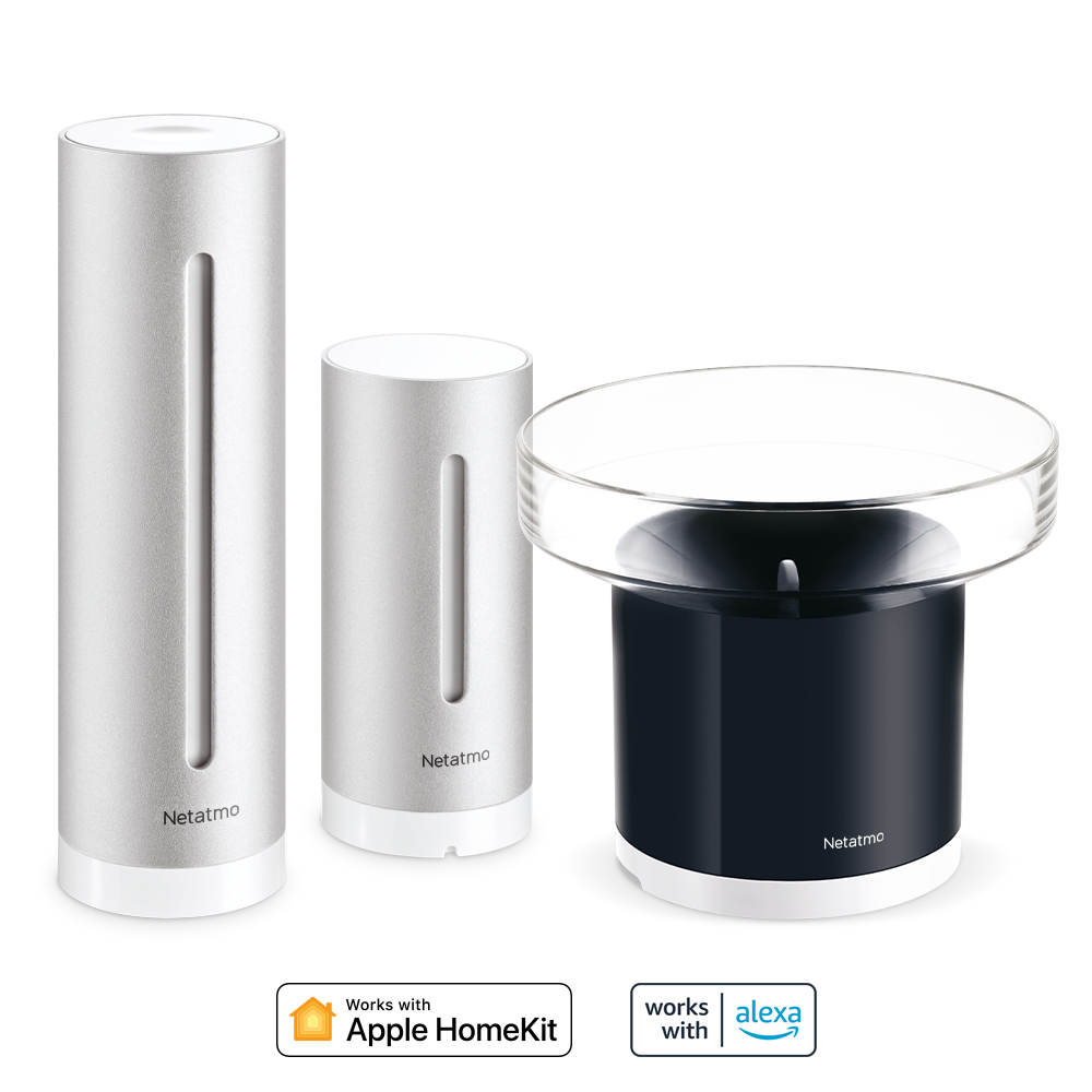 Trzy srebrne urządzenia stacji pogodowej Netatmo na białej powierzchni.