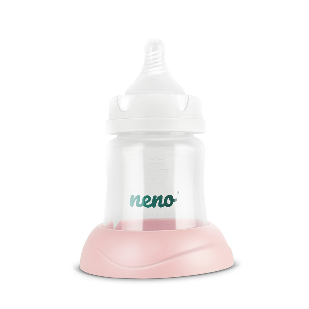 Biberon con base rosa su sfondo bianco.
