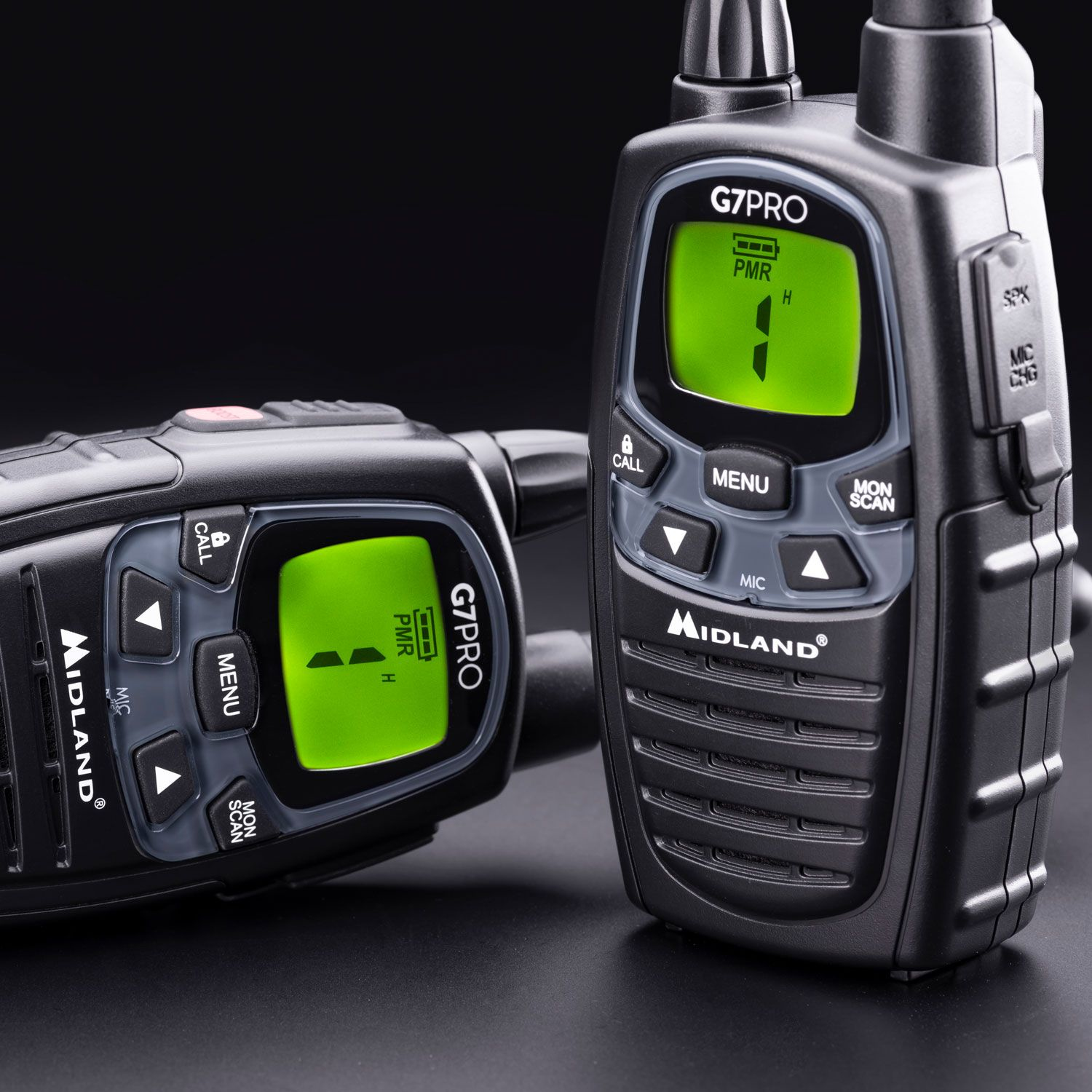 Dwa czarne walkie-talkie Midland G7PRO z zielonymi ekranami, pokazujące baterię i sygnał.