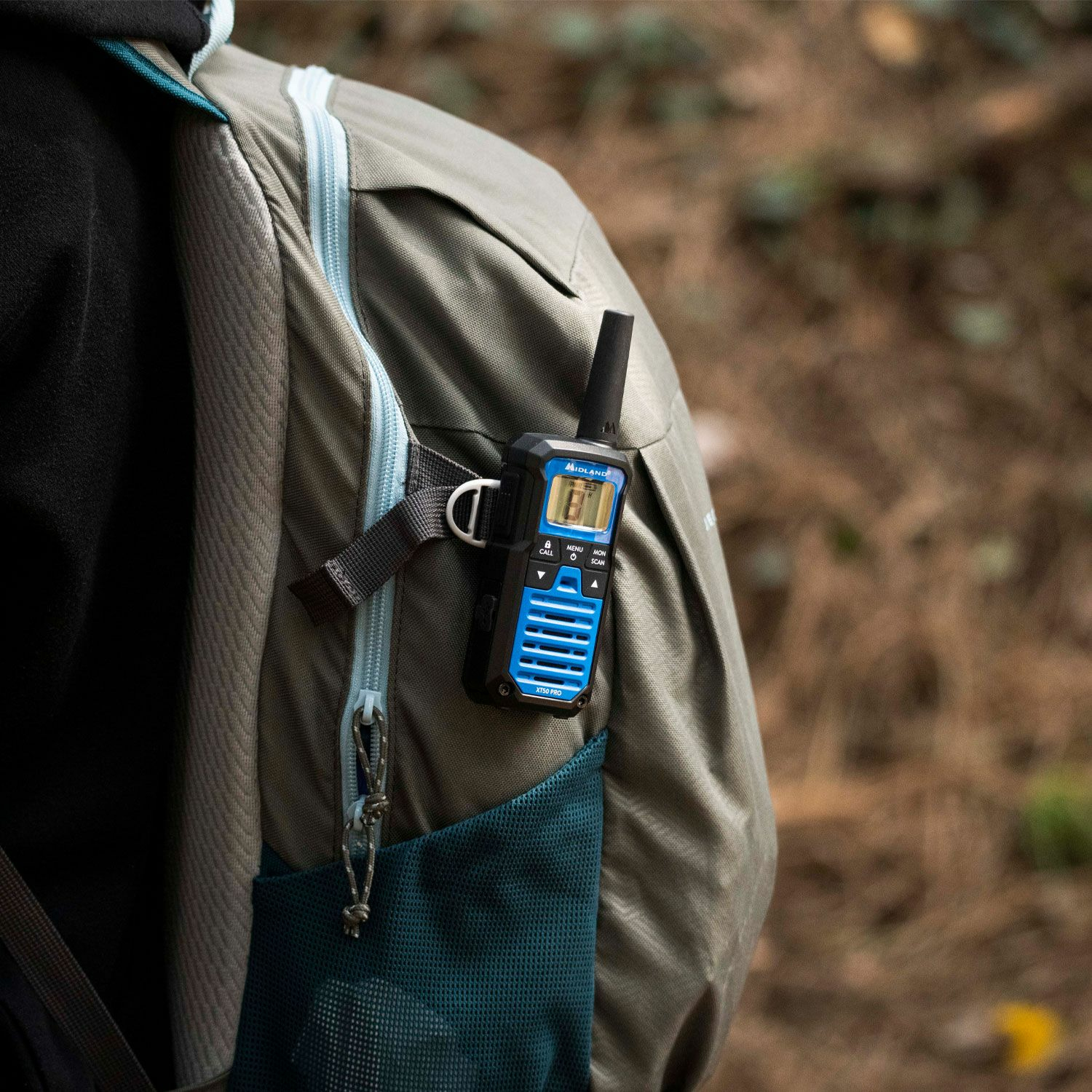 Walkie-talkie jest przymocowane do plecaka.