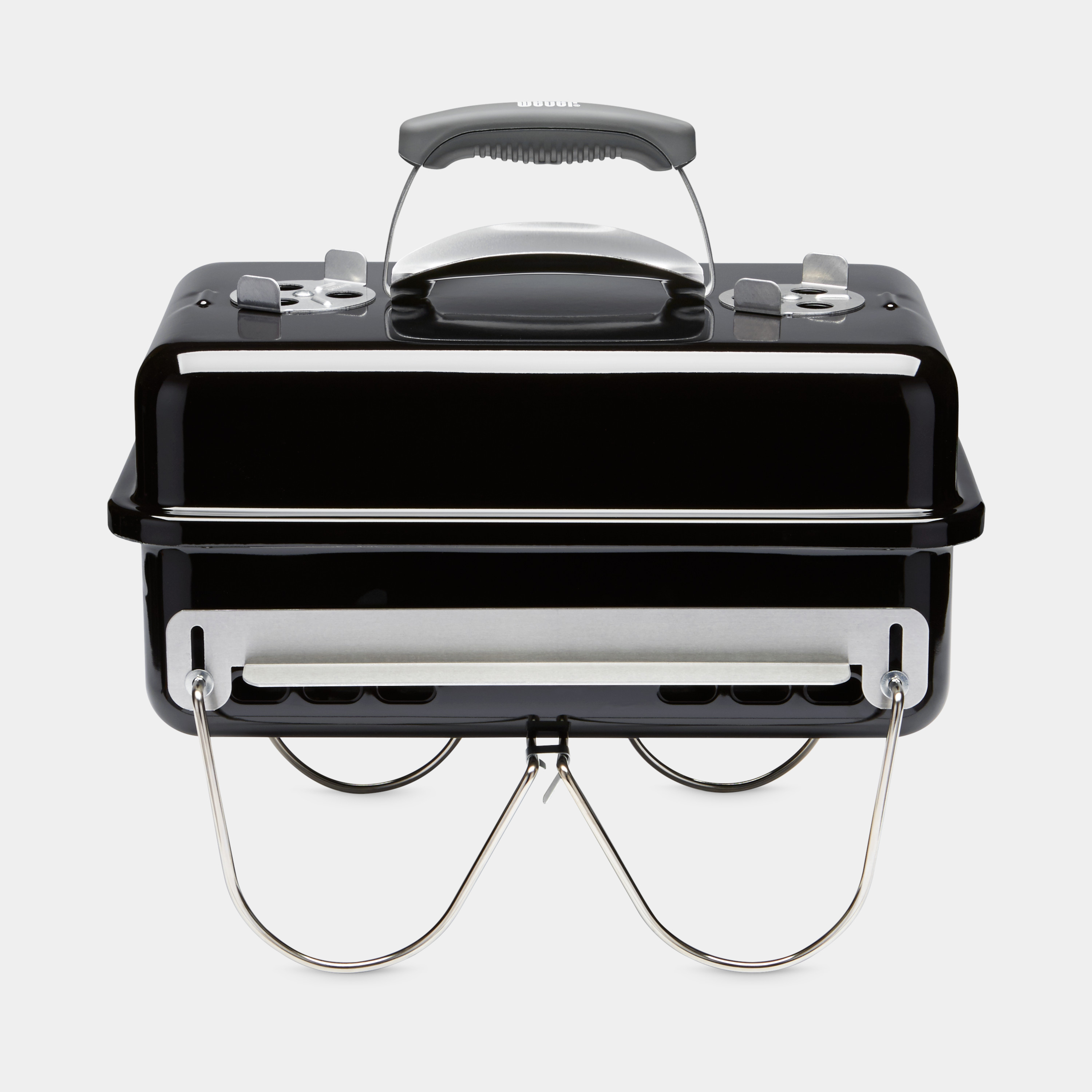 Czarny przenośny grill Weber z uchwytem i srebrnymi nogami, odizolowany na białym tle.