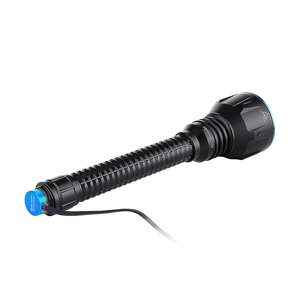 Eine schwarze und blaue Taschenlampe mit strukturierter Oberfläche und Ladeanschluss.