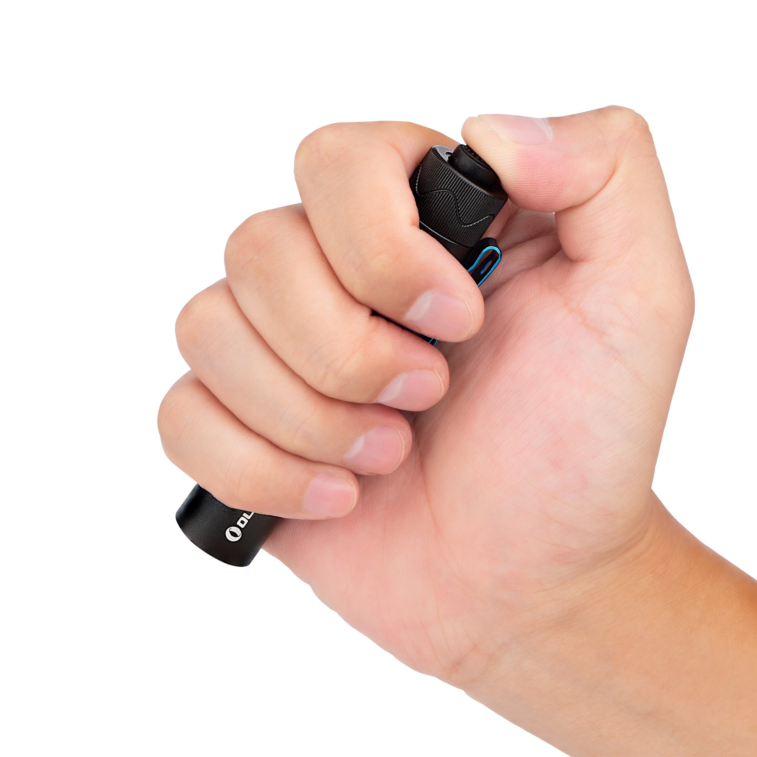 Dłoń trzymająca czarną latarkę. Latarka jest cylindryczna i ma niebieski akcent.