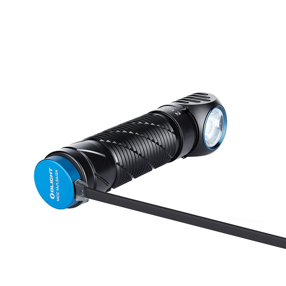 Schwarze und blaue Olight-Taschenlampe mit angeschlossenem Ladekabel.