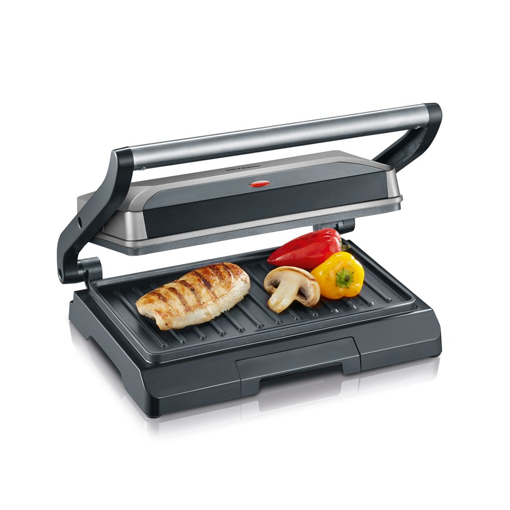 Grill met gekookte kip en groenten. Grill is open. Groenten zijn rood, geel en wit.