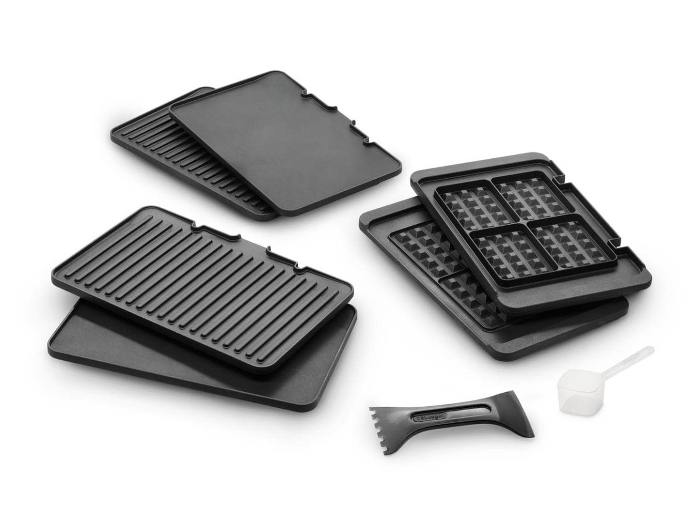 Schwarze Grillplatten und Waffelplatten. Zubehör umfasst einen Kunststoffschaber und einen kleinen Messlöffel.