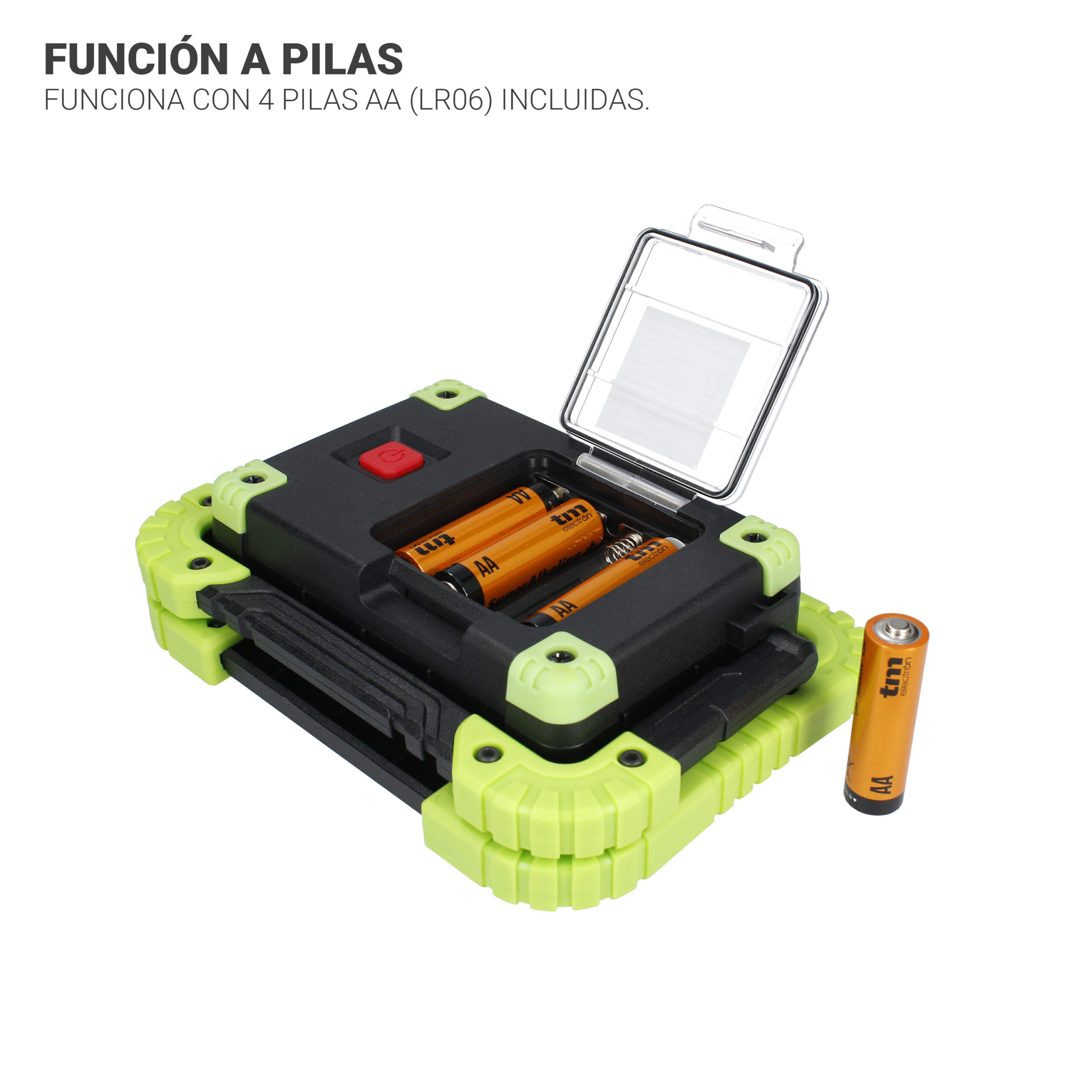 Una linterna verde y negra con pilas, y una pila fuera.