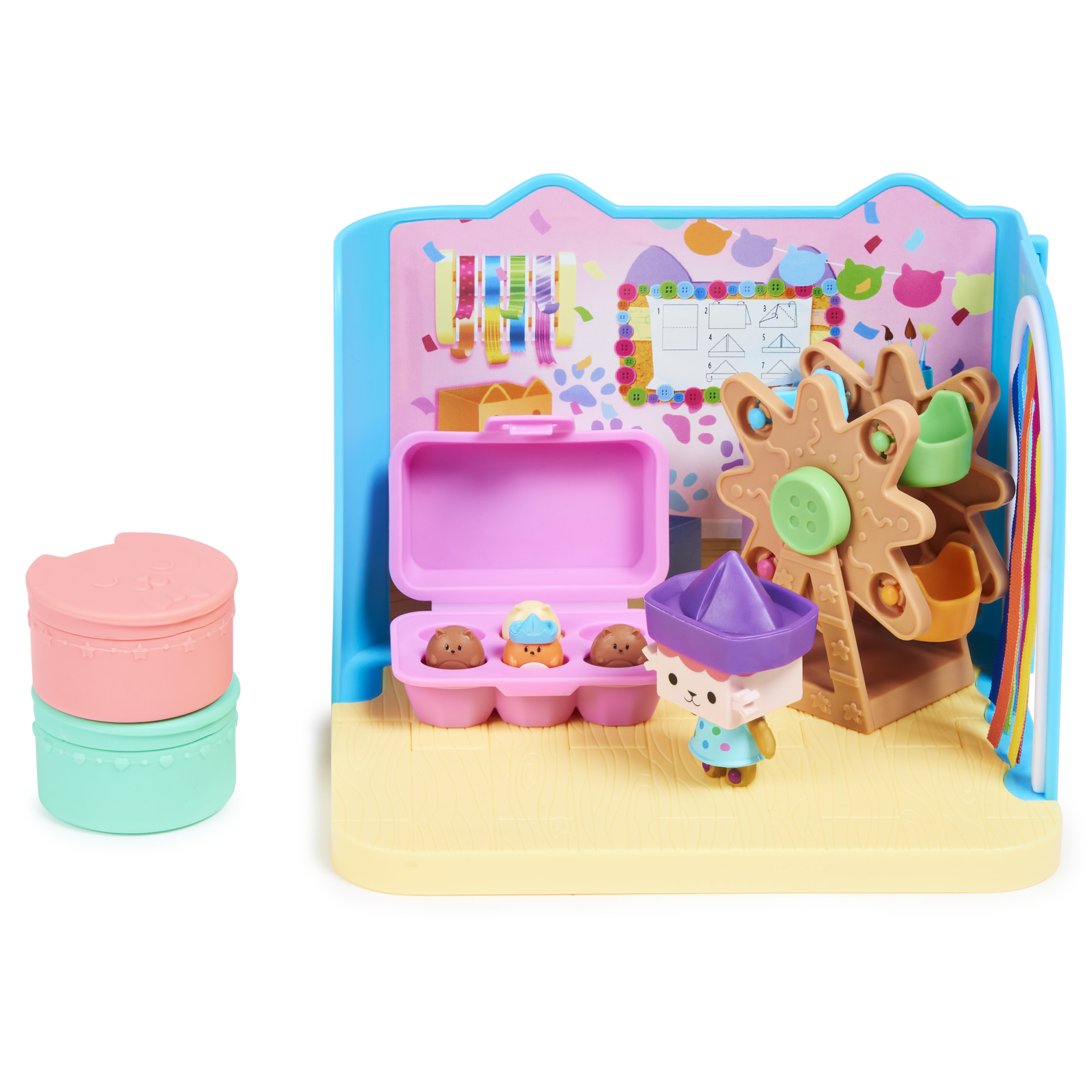 Ein Spielset mit einem Riesenrad und einer Figur. Enthält pinke und grüne Behälter und bunte Dekorationen.