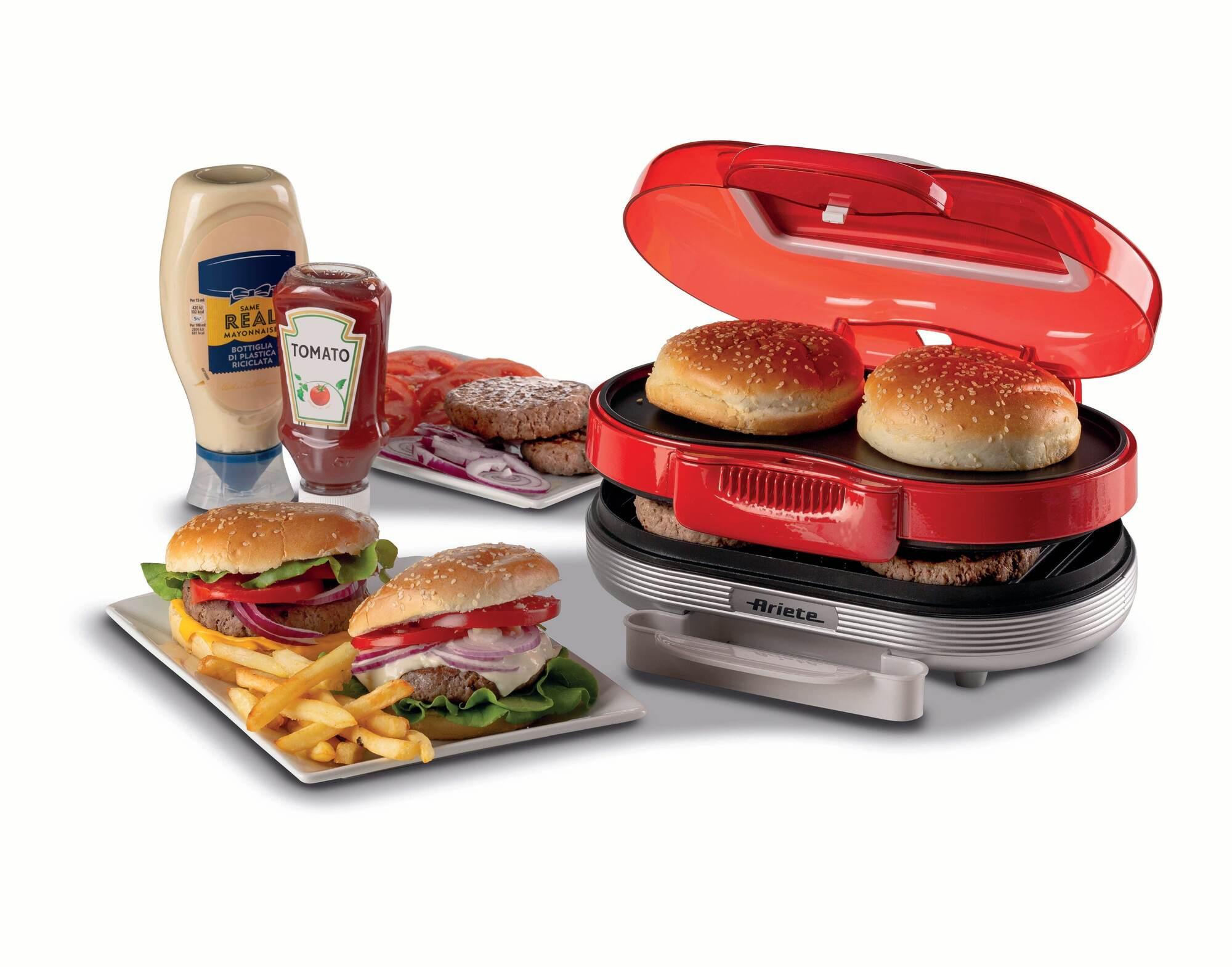 Ein roter Burger Maker mit zwei Burgern und Brötchen, plus Gewürze und Zutaten.