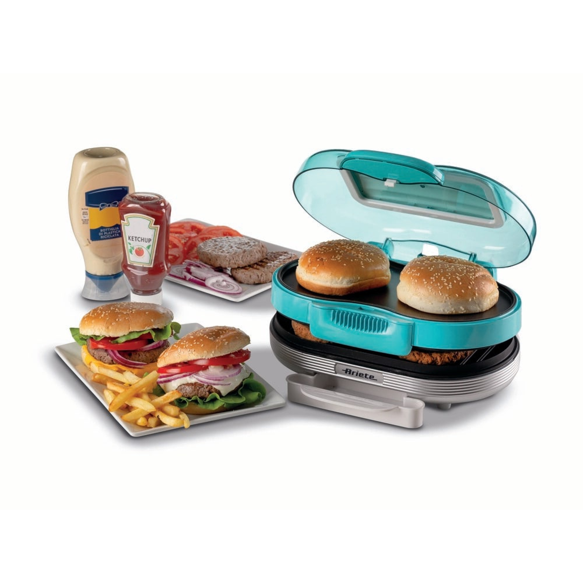 Een burgergrill met twee burgers en twee borden met burgers en frietjes, en specerijen.