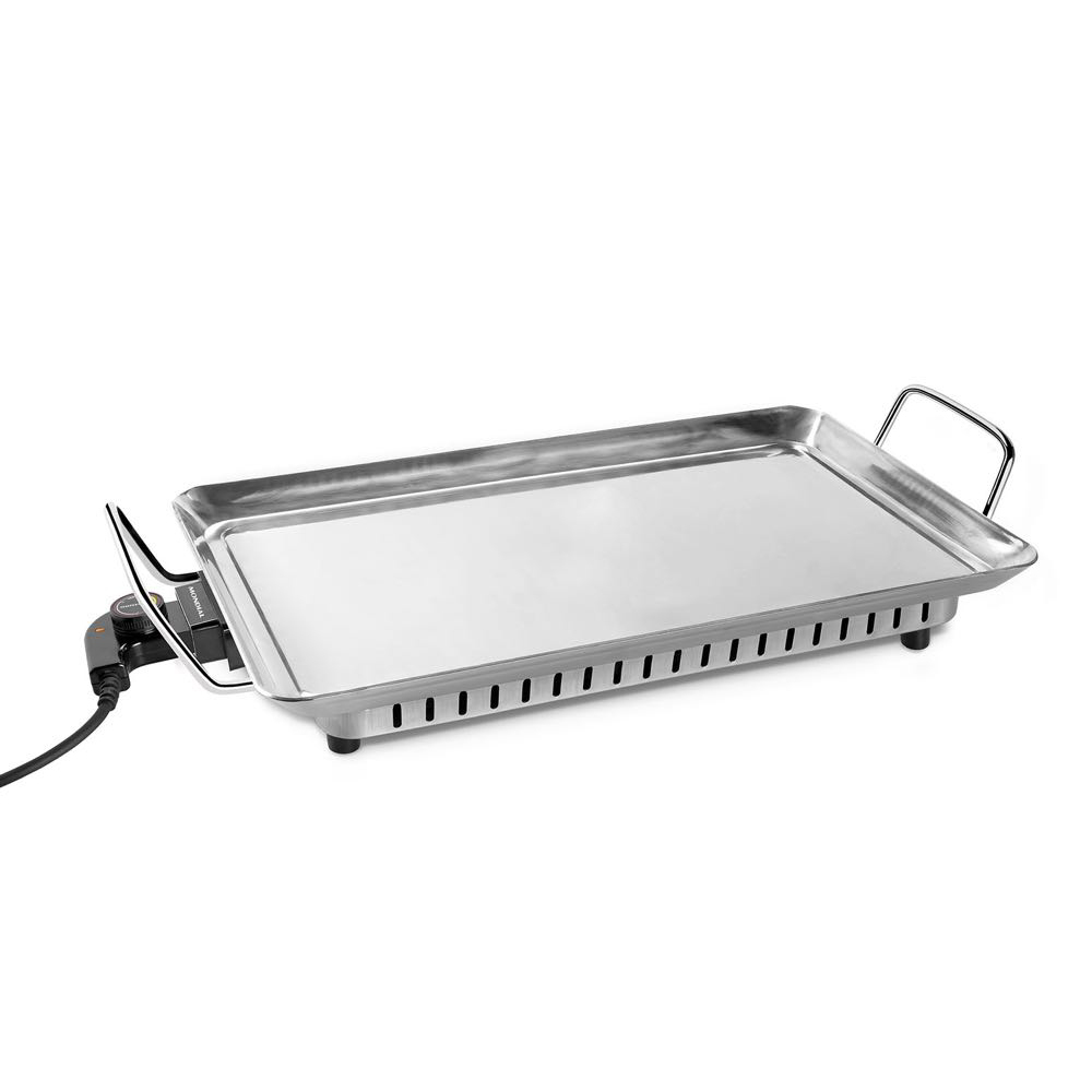 Una plancha eléctrica de acero inoxidable con asas. Es rectangular y sobre un fondo blanco.
