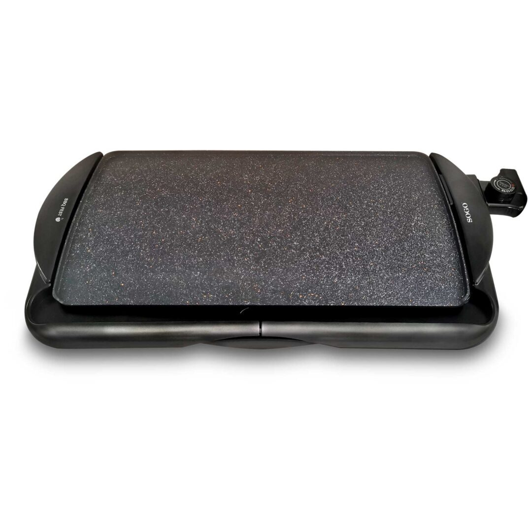 Parrilla eléctrica con superficie de cocción moteada. Tiene una base negra y un dial para el control de la temperatura.