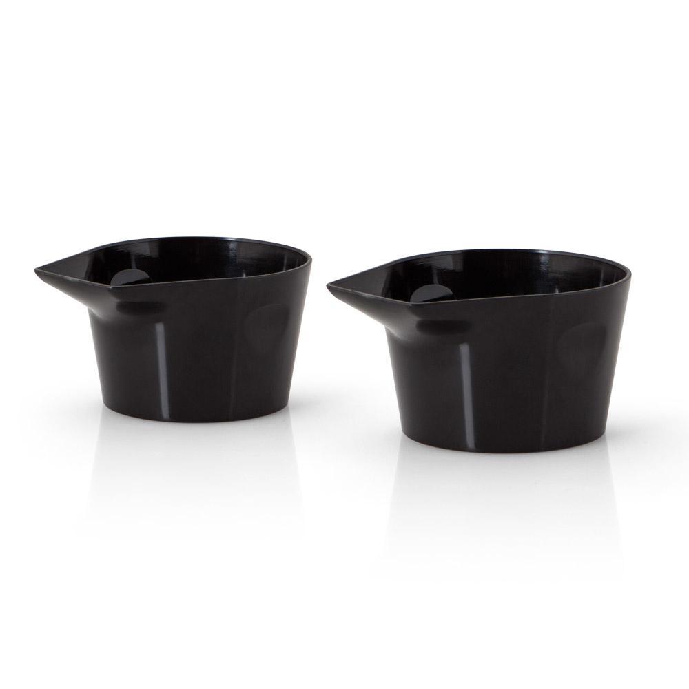 Dos tazas de salsa negras con picos, aisladas sobre un fondo blanco.