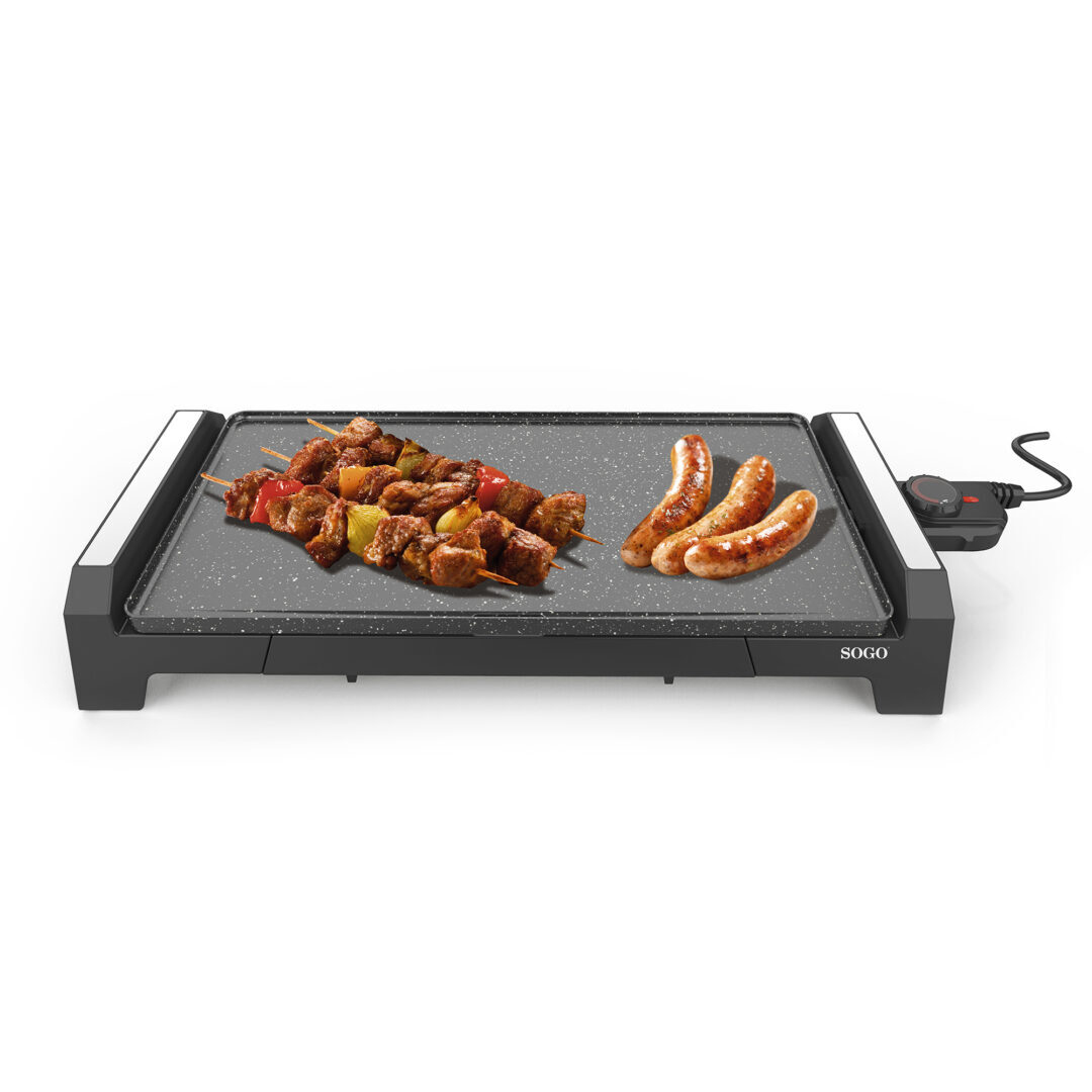Una parrilla eléctrica con brochetas y salchichas. Base negra y superficie moteada.
