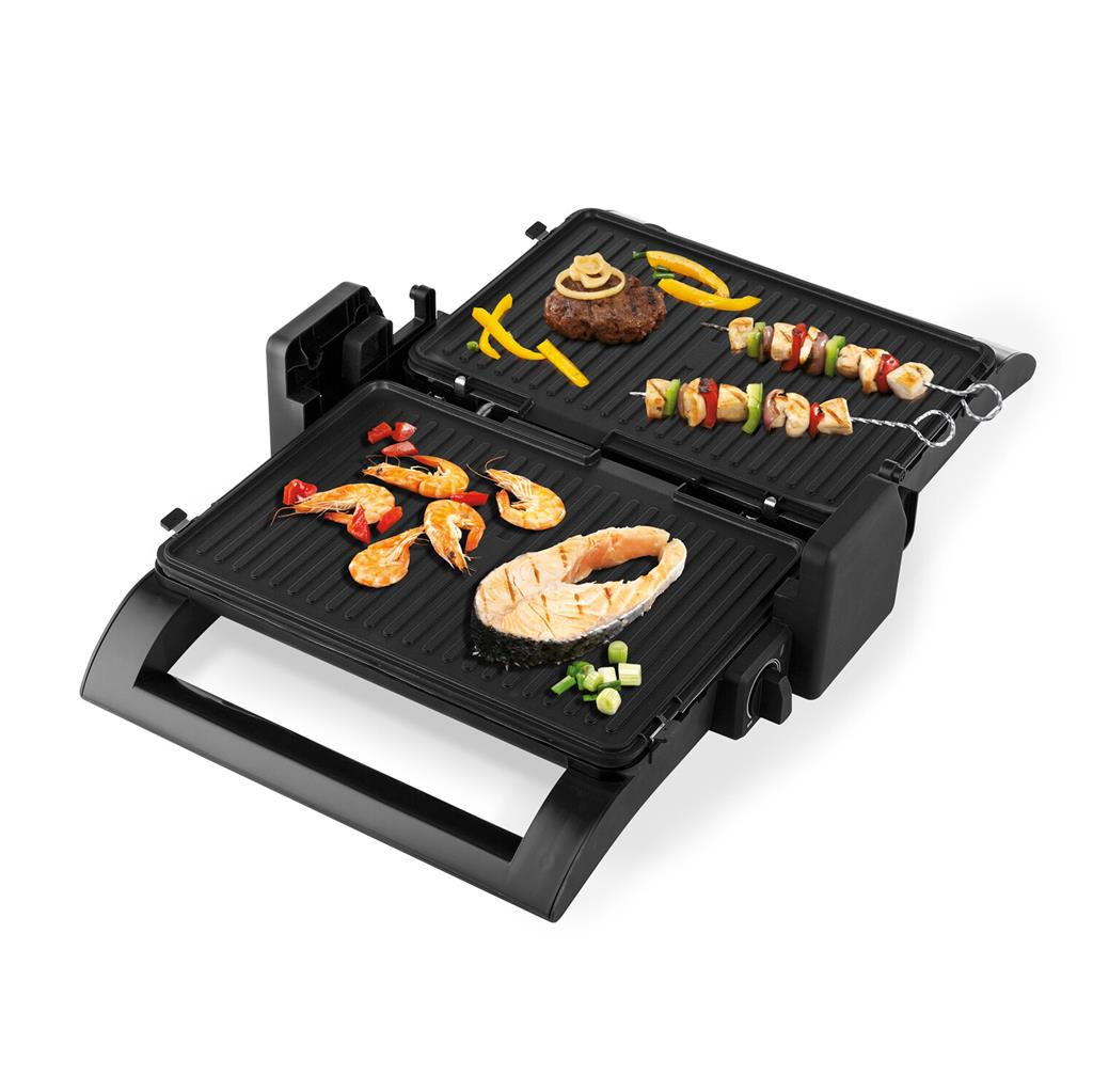 Parrilla abierta con comida: camarones, salmón y brochetas. La comida está sobre la parrilla negra y estriada.