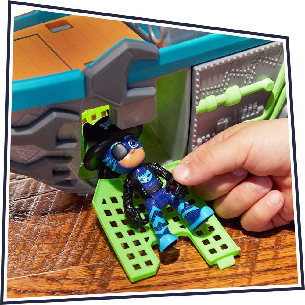 Una mano di un bambino che posiziona un personaggio giocattolo su una piattaforma verde.