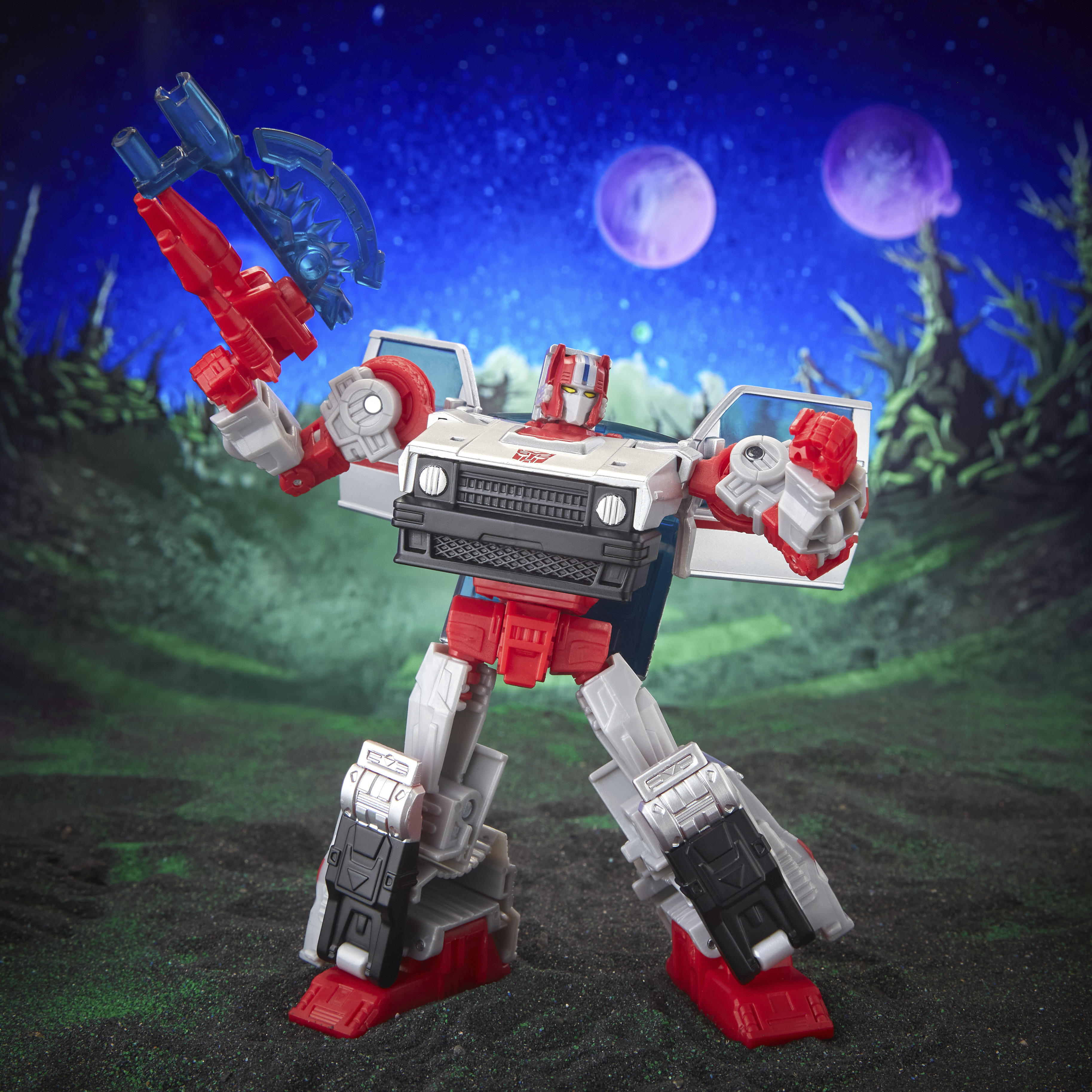Un juguete robot Transformer rojo y blanco en acción, sosteniendo un arma.