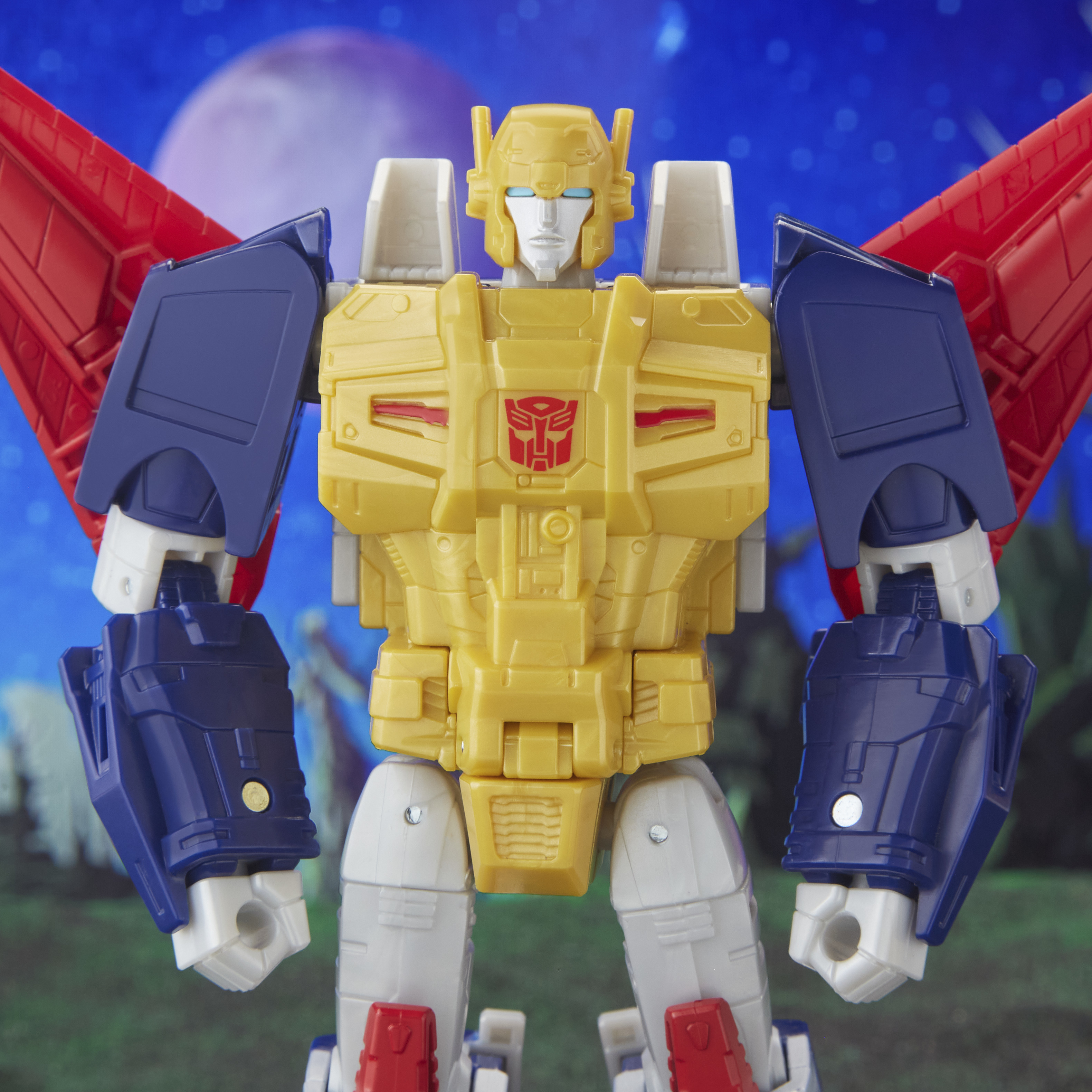 Juguete robot Transformer amarillo, azul y rojo con cara y alas, sobre fondo estrellado.