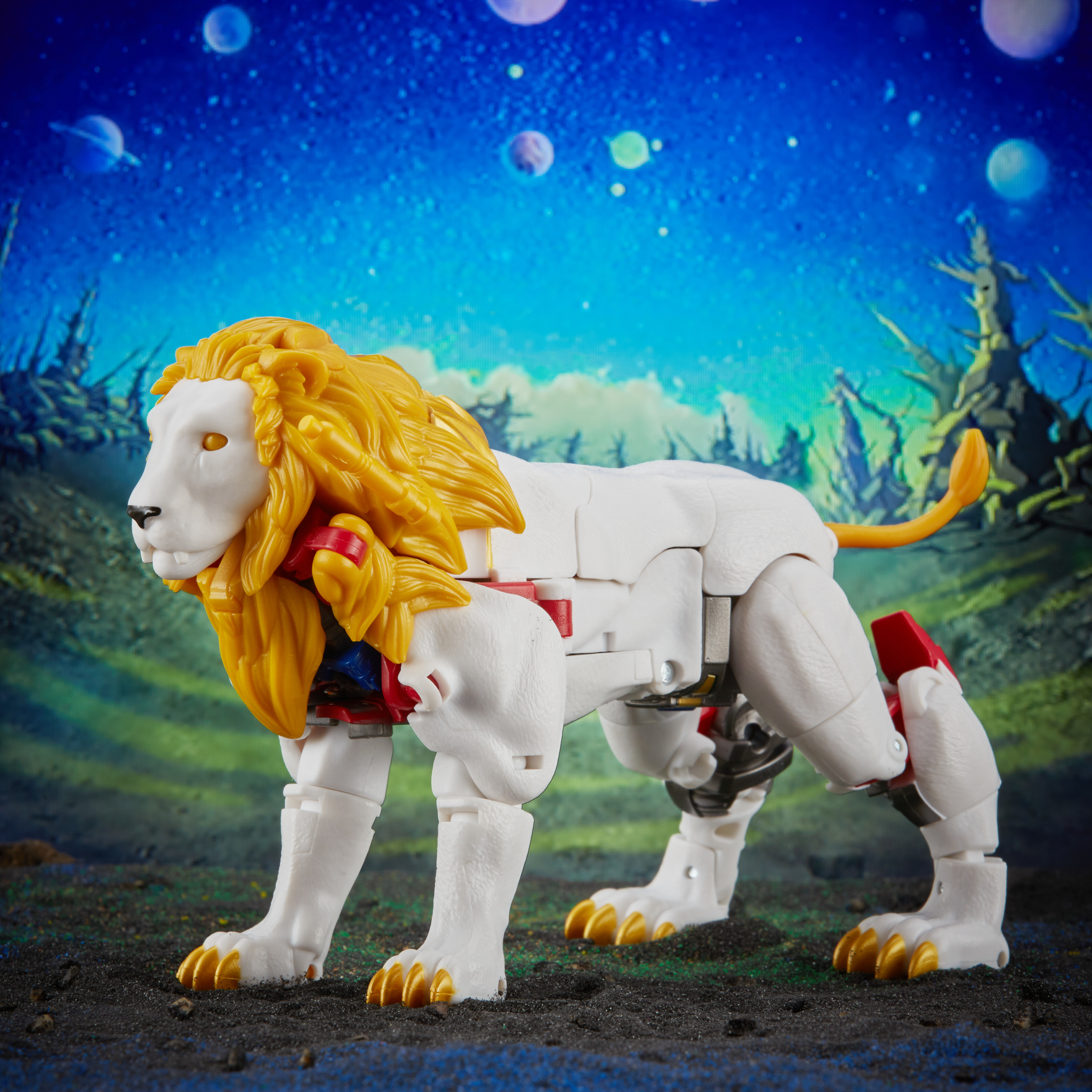 Biały Lew-Transformer w pozycji bojowej, z żółtą grzywą, na tle kosmicznym.