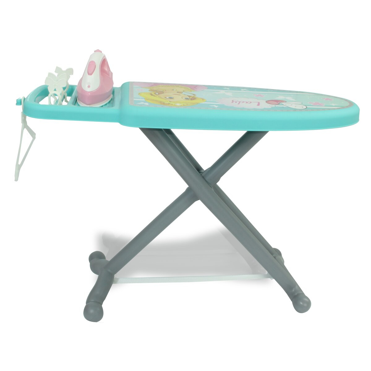 Spielzeug-Bügelbrett mit rosa Bügeleisen und Marienkäfer-Dekoration, weißer Hintergrund.