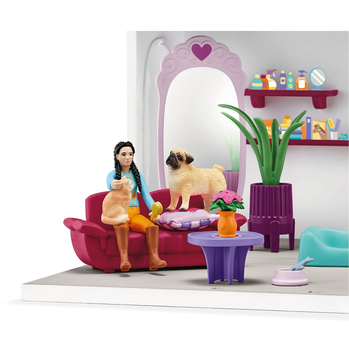 Ein Mädchen auf einem Sofa mit Katze und Mops, in einem Tiersalon-Spielset. Ein Spiegel und Regale sind dahinter.