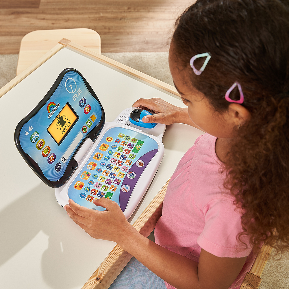 Ein Mädchen benutzt ein Lern-Tablet für Kinder. Das Tablet und ein Schreibtisch sind im Bild.