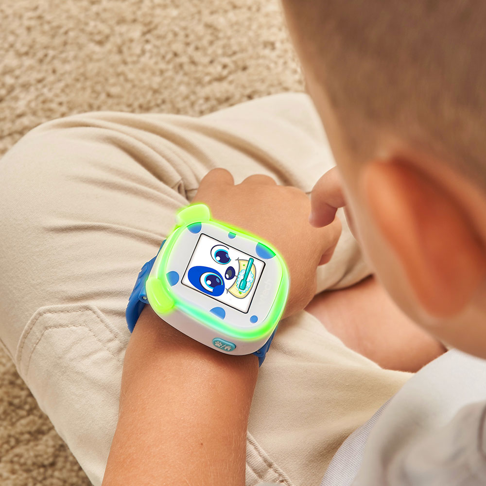 Ein Kind trägt eine blaue Uhr mit einem Cartoon-Gesicht auf dem Bildschirm.