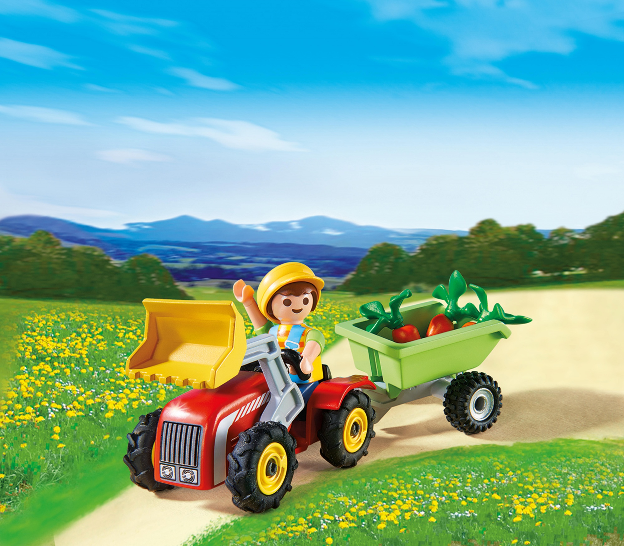 Un trattore Playmobil con un contadino e un rimorchio pieno di pomodori, in un campo fiorito.