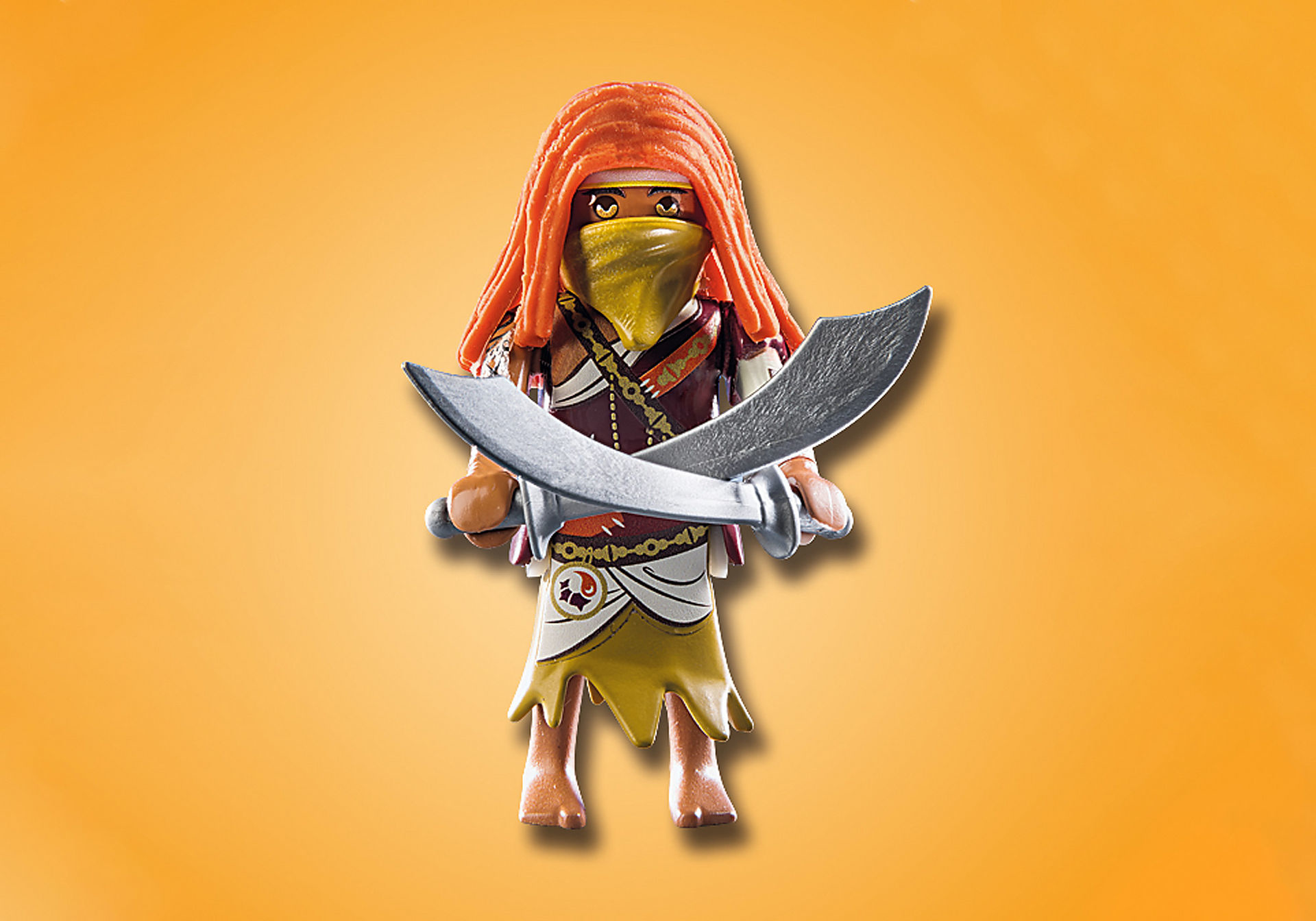 Eine Playmobil-Piratenfigur mit zwei Schwertern auf orangefarbenem Hintergrund.