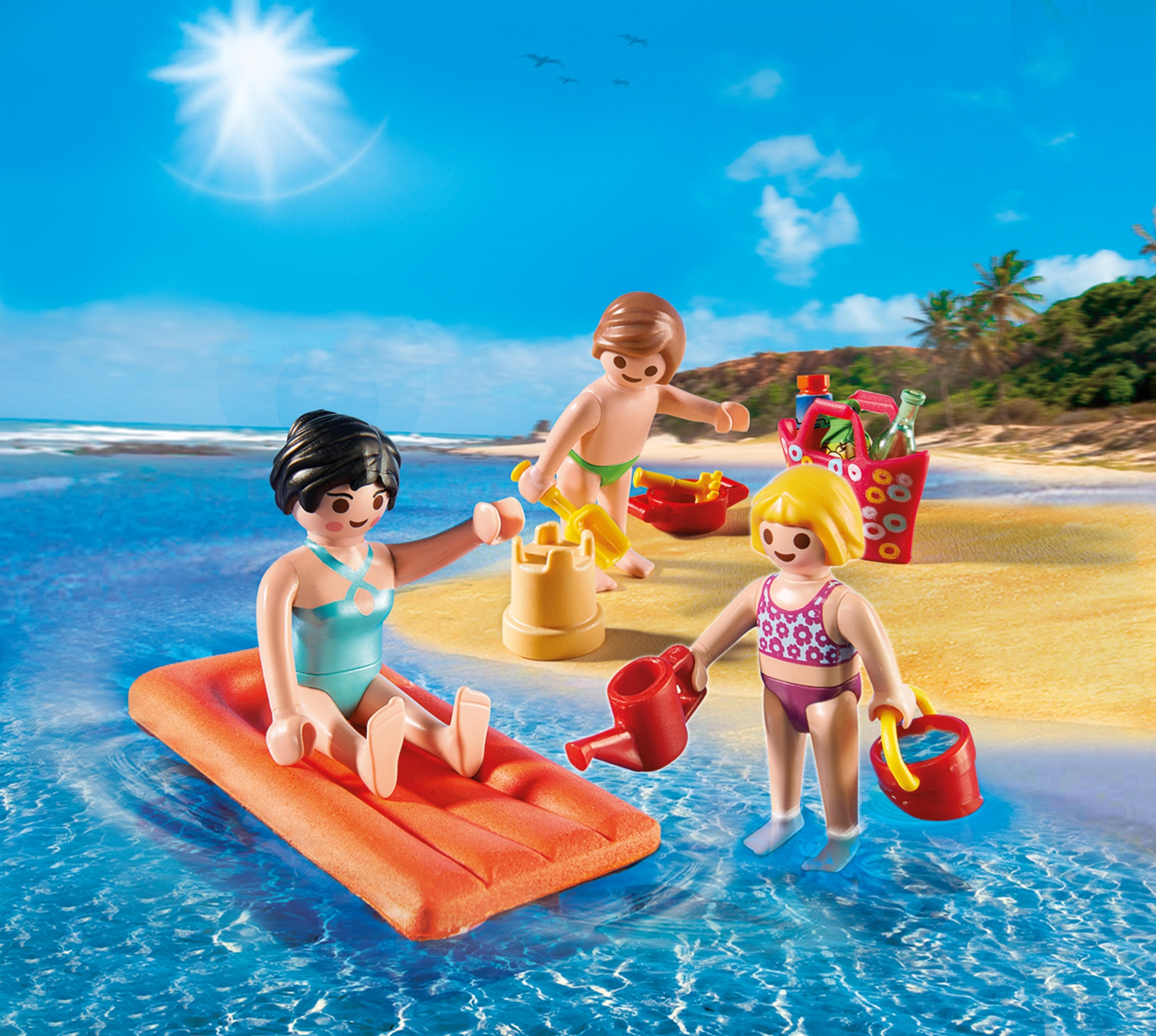 Drei Cartoon-Kinder spielen am Strand, mit einem roten Eimer und Spielzeug.