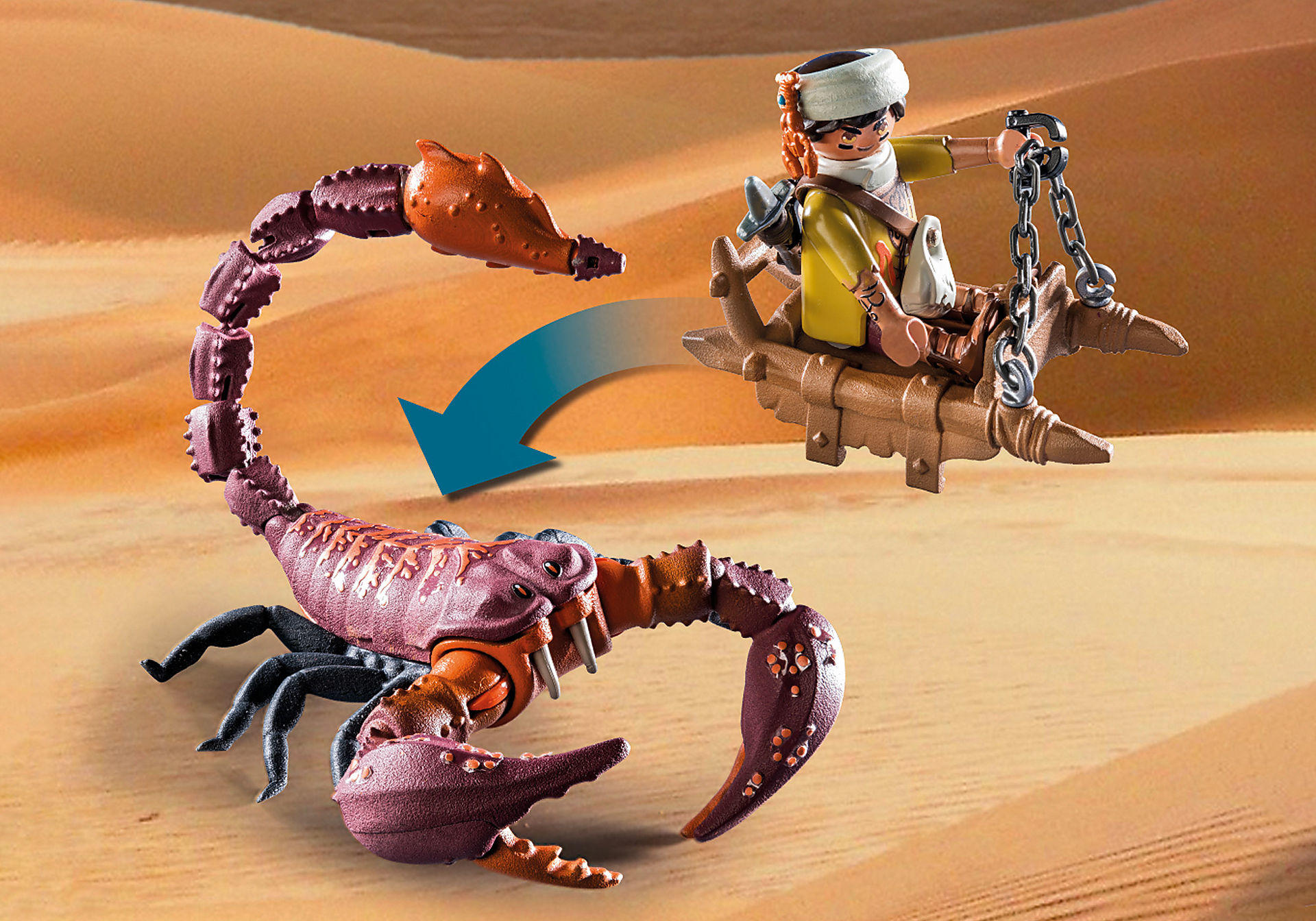 Ein Spielzeugskorpion verwandelt sich in eine Figur, die in einer Wüstenszene ein Kamel reitet. Die Figur reitet auf einem Kamel.