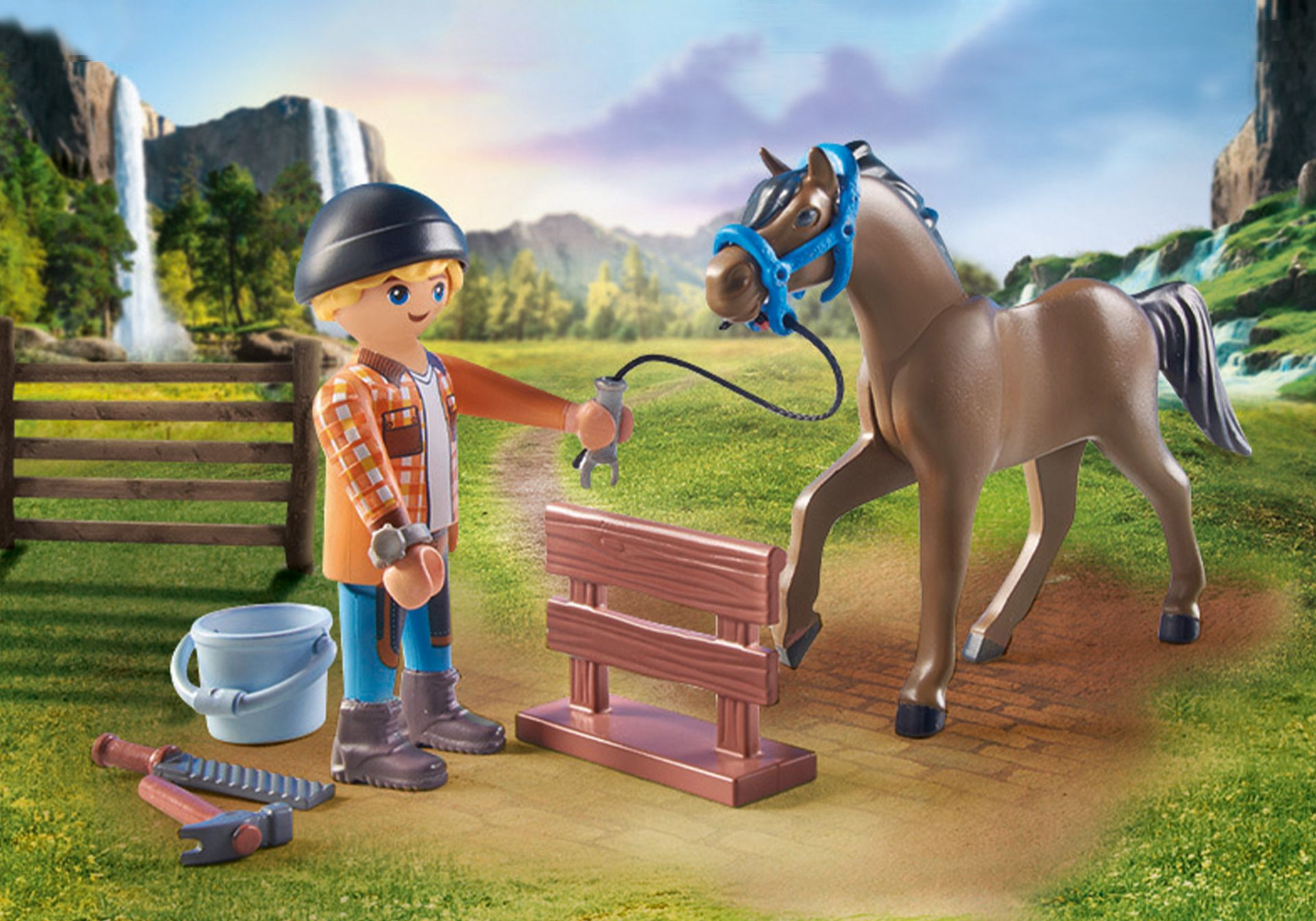 Eine Spielfigur mit Pferd, Zaun und Werkzeug in natürlicher Umgebung.