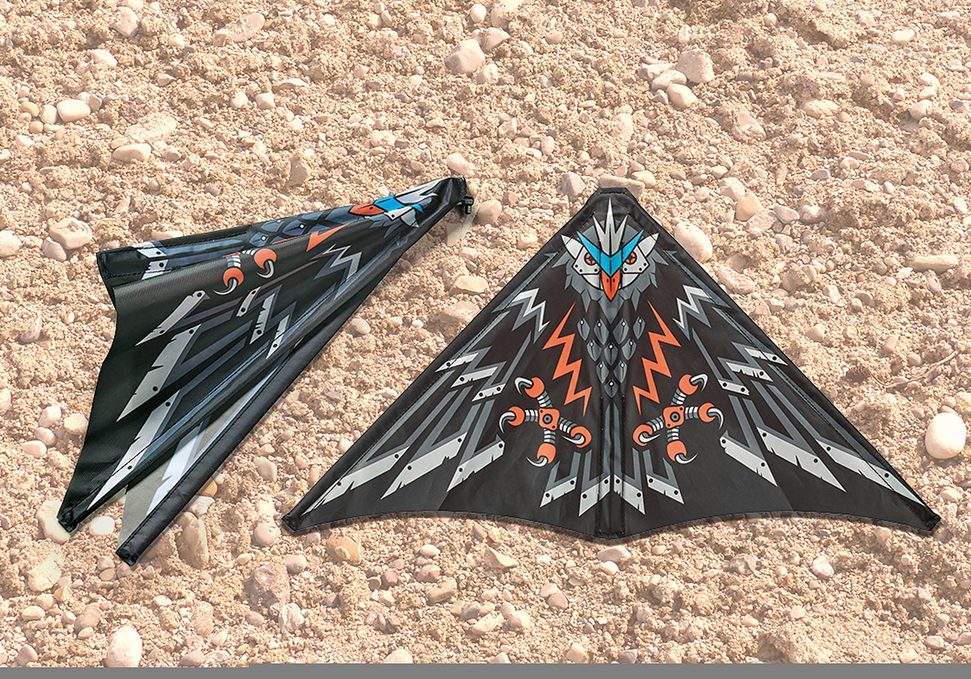 Zwei schwarze Drachen mit Adler-Designs. Einer ist komplett montiert, der andere gefaltet.