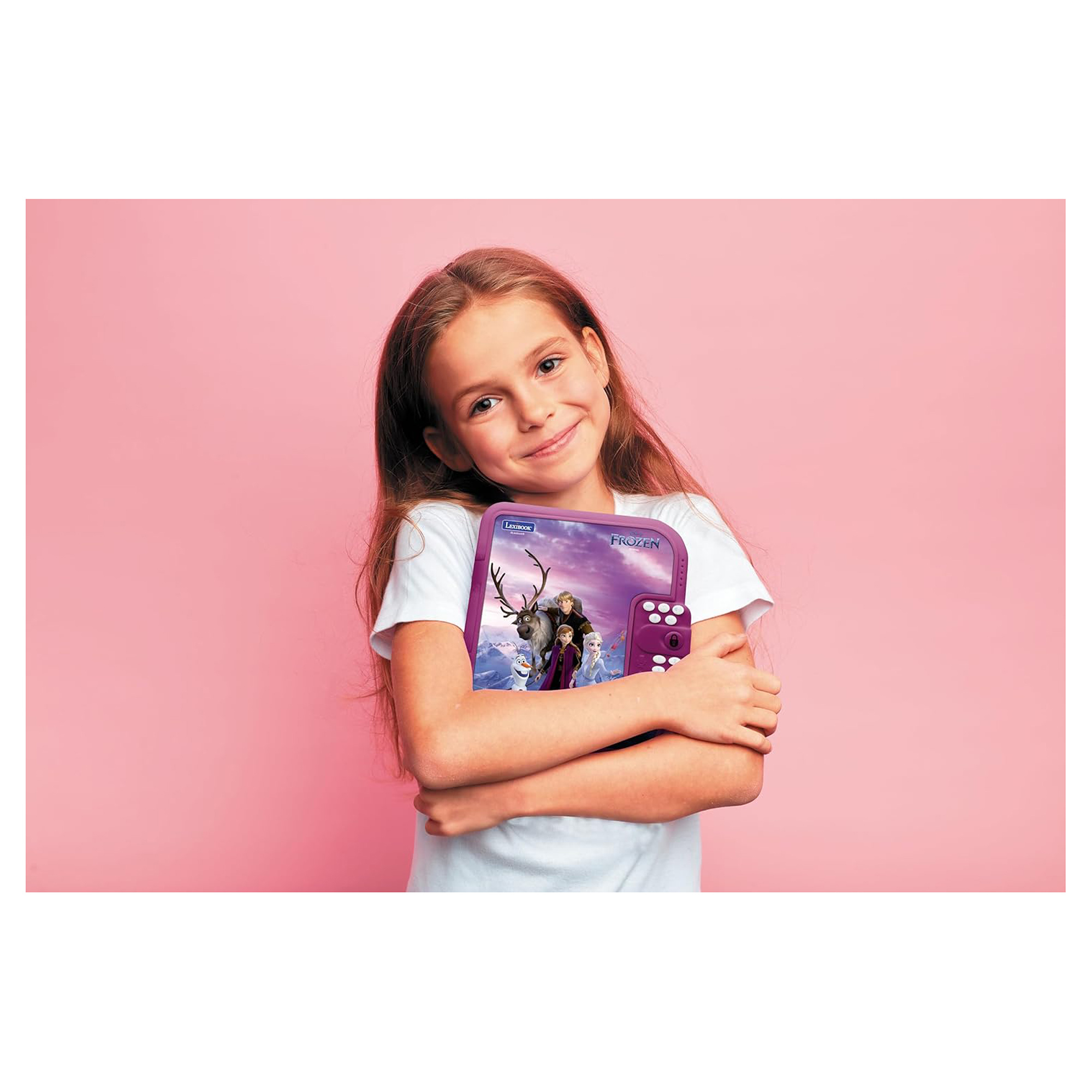 Dziewczyna trzyma tablet z motywem Frozen i pilota. Uśmiecha się do kamery.