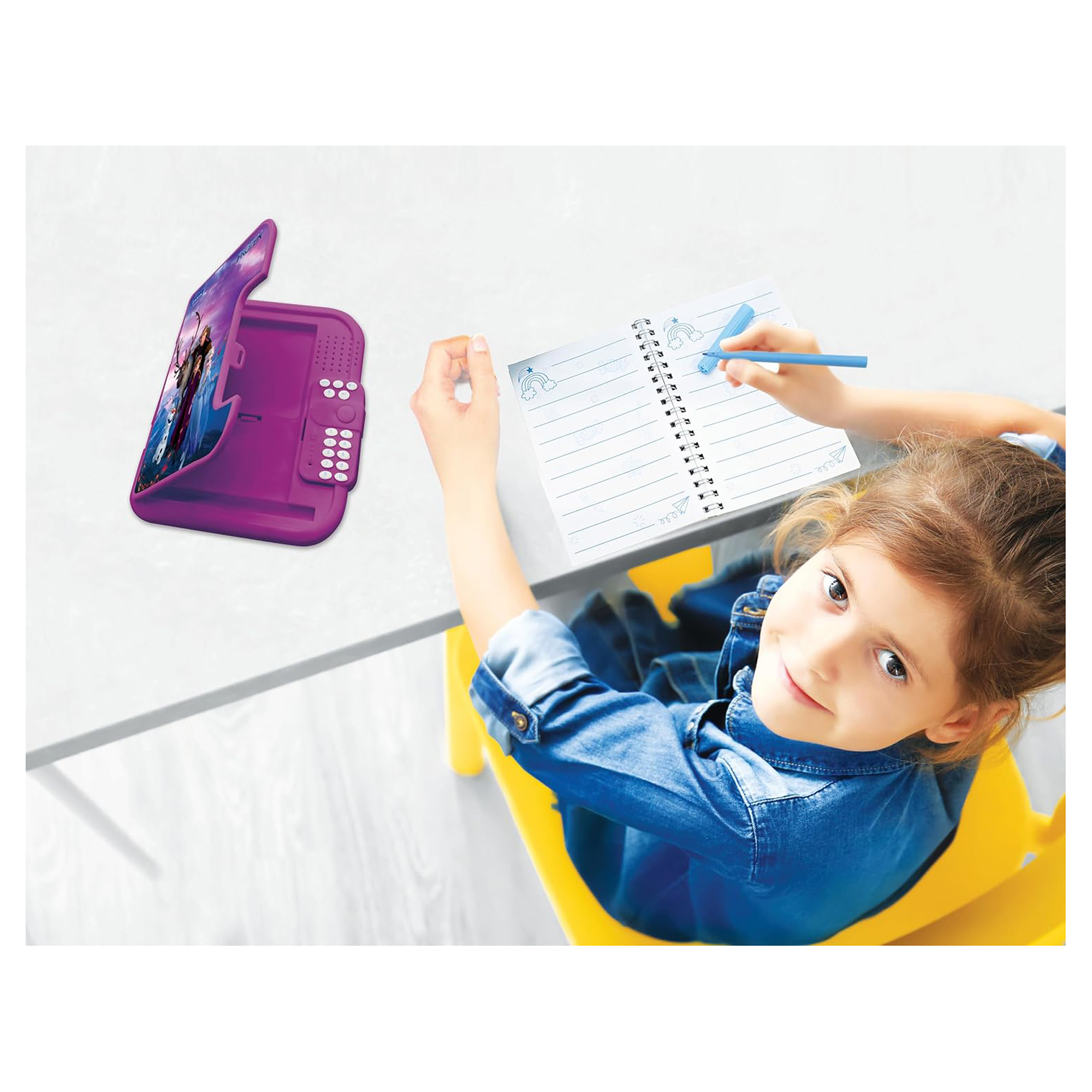 Dziecko rysujące w notatniku z tabletem.