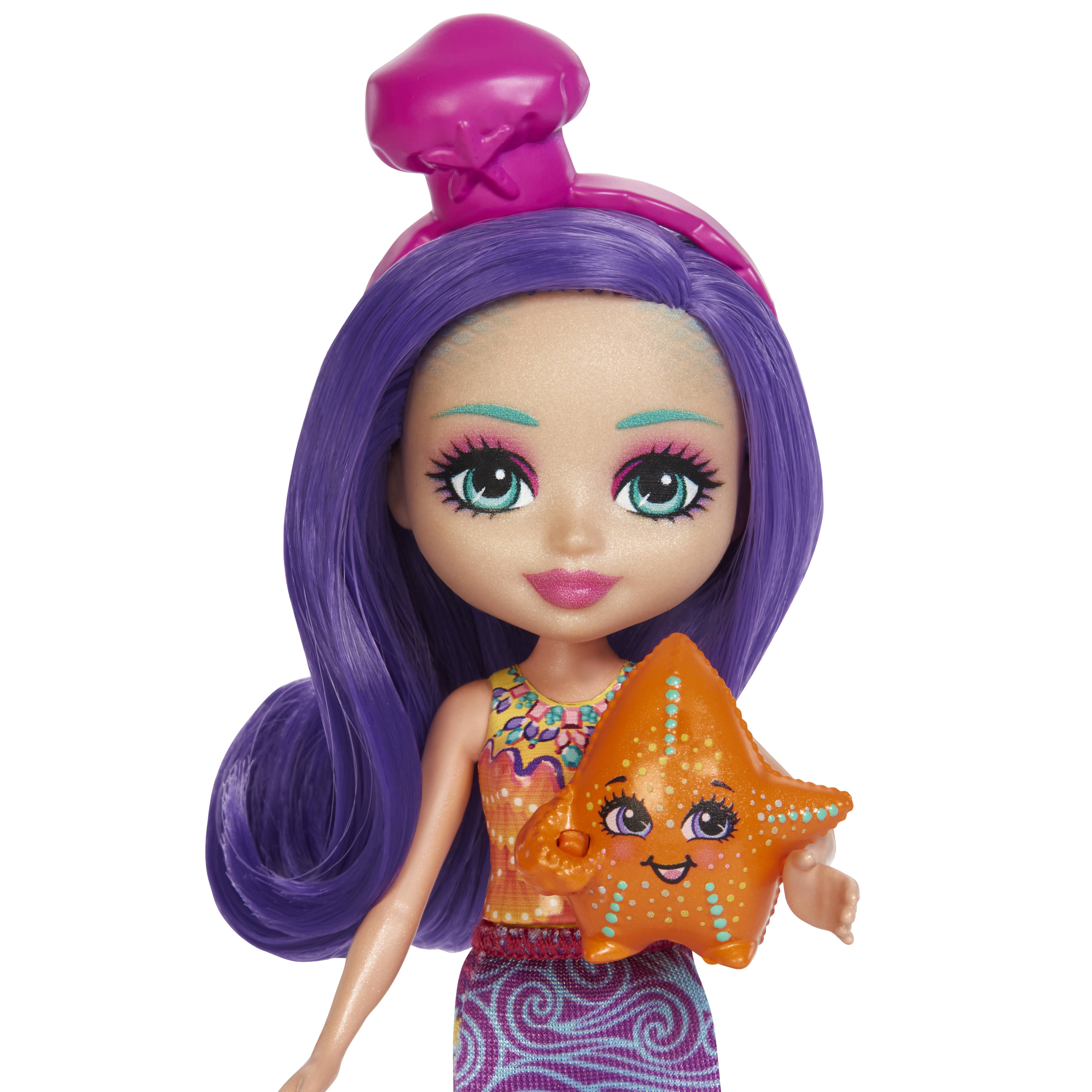 Lalka z fioletowymi włosami, trzymająca rozgwiazdę. Ma różowy kapelusz i kolorową bluzkę.